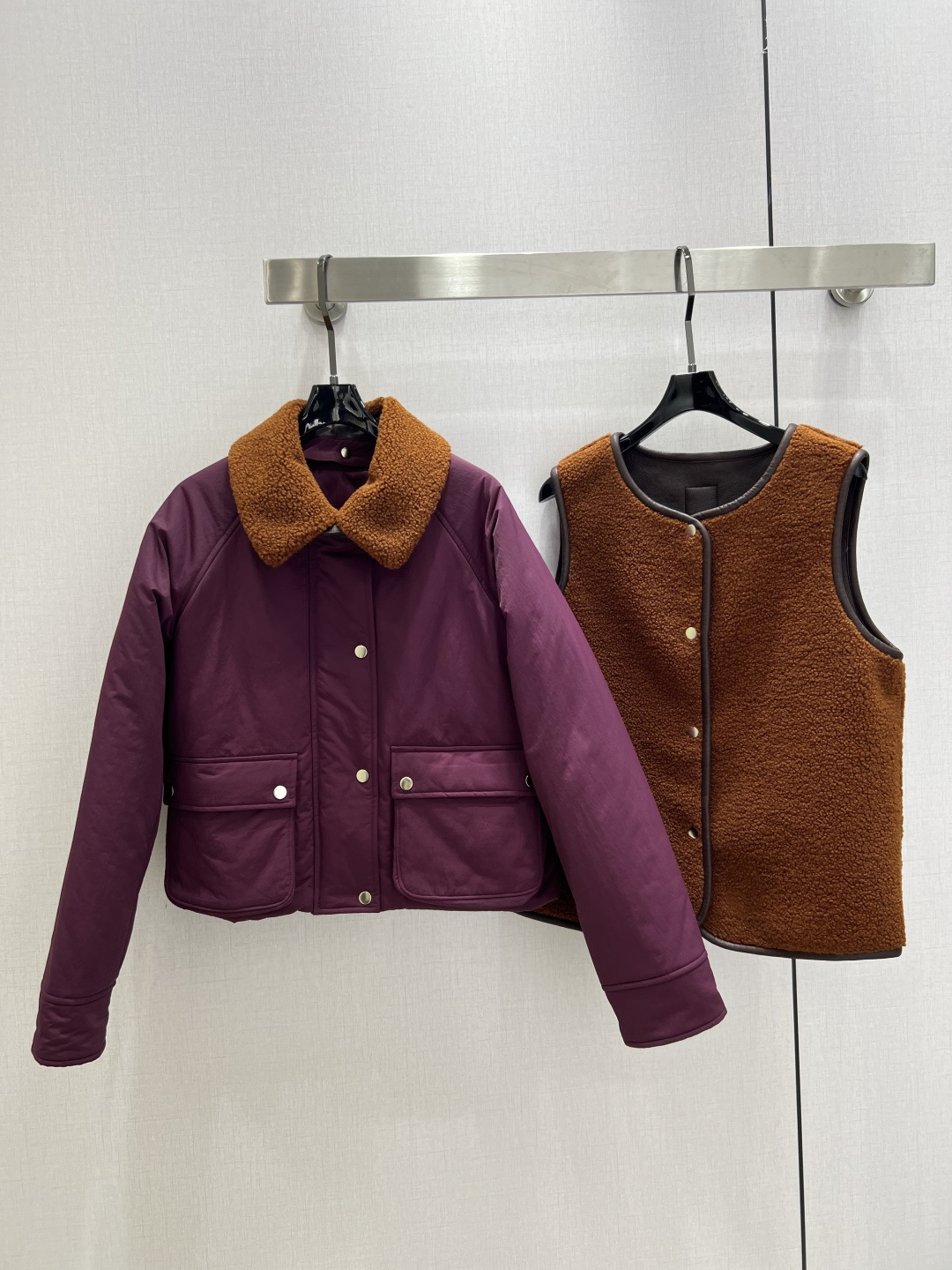 NO:588198,Highly recommended LOE* 2025 new autumn and winter two-piece long-sleeved jacket, multiple ways to wear, classic and stylish, with its own aura, the fabric texture is very nice, fashionable and high-end, the color is super positive, the upper body is white and slim, it has a cool and handsome series, the upper body is full of aura when walking, the length is just right, easy to control, two colors, SMLXL code, high quality ABC,,loewe,jackets & coats,alexander wang19860909强烈推荐 LOE*2025秋冬新款 两件套长袖外套 多种穿法 经典又有型 自带气场 面料质感很奈斯 时髦又高级 颜色超级正 上身显白又显瘦 自带酷帅感的系列 走路都带风上身气场全开 长度恰到好处 轻松驾驭 两个色 SMLXL码 高品质ABC,,loewe,jackets & coats,alexander wang,Women's clothing