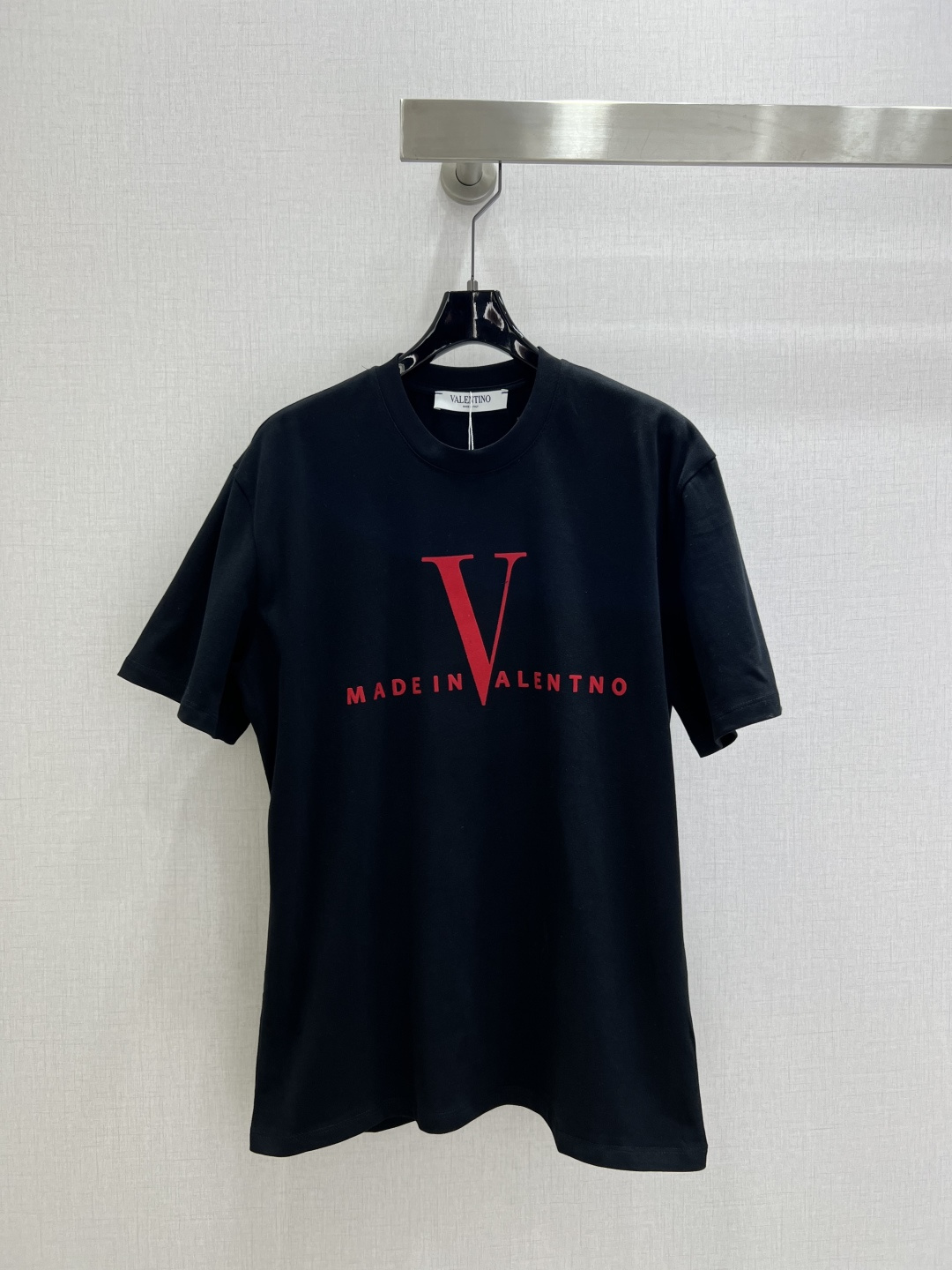 NO:588187,Highly recommended VAL*2025 new autumn and winter flocked letter round neck short-sleeved T-shirt  Customized YB cotton material, with fine texture, breathable and comfortable, loose-fitting drop-shoulder short-sleeved T-shirt, highlighting the brand style, made of pure cotton, slightly stretchy, giving a slimming visual effect, available in black and white, emblazoned with the iconic V letter logo on the chest, large and small letters staggered details add texture, the brand's own sense of fashion is immediately apparent, create a trendy and fashionable style at will, and look stylish when worn alone or inside. Two colors SML code  High quality ABC,,T-shirt,tees,t-shirt,alexander wang19860909强烈推荐 VAL*2025秋冬新款 植绒字母圆领短袖T恤 定制YB全棉材质,质感细腻,透气舒适,宽松落肩短袖T恤裁剪,凸显品牌格调,采用纯棉制成,略带有弹力,呈现显瘦视觉效果,黑白两色可选,胸前点缀标志性V字字母徽标,大小字母错落细节更显质感,品牌自带的时尚感立现,随心打造潮流时髦风格,单穿内搭都出彩时髦.两个色 SML码 高品质ABC,,T-shirt,tees，t-shirt,alexander wang,Women's clothing