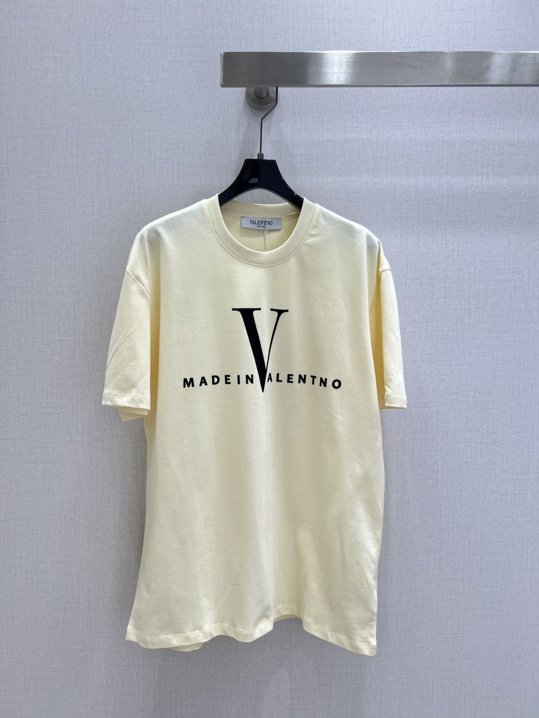 NO:588176,Highly recommended VAL*2025 new autumn and winter flocked letter round neck short-sleeved T-shirt  Customized YB cotton material, with fine texture, breathable and comfortable, loose-fitting drop-shoulder short-sleeved T-shirt, highlighting the brand style, made of pure cotton, slightly stretchy, giving a slimming visual effect, available in black and white, emblazoned with the iconic V letter logo on the chest, large and small letters staggered details add texture, the brand's own sense of fashion is immediately apparent, create a trendy and fashionable style at will, and look stylish when worn alone or inside. Two colors SML code  High quality ABC,,T-shirt,tees,t-shirt,alexander wang19860909强烈推荐 VAL*2025秋冬新款 植绒字母圆领短袖T恤 定制YB全棉材质,质感细腻,透气舒适,宽松落肩短袖T恤裁剪,凸显品牌格调,采用纯棉制成,略带有弹力,呈现显瘦视觉效果,黑白两色可选,胸前点缀标志性V字字母徽标,大小字母错落细节更显质感,品牌自带的时尚感立现,随心打造潮流时髦风格,单穿内搭都出彩时髦.两个色 SML码 高品质ABC,,T-shirt,tees，t-shirt,alexander wang,Women's clothing