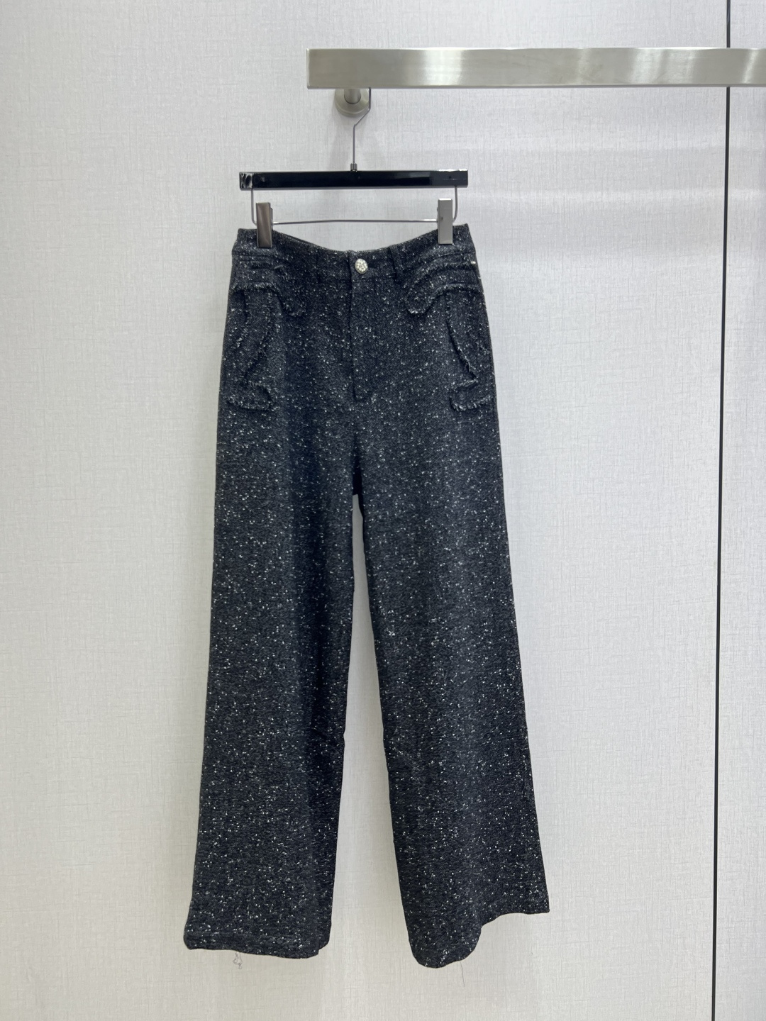 NO:589368,Highly recommended CHA*2025 new autumn and winter tweed straight trousers. Customized YB imported material, with obvious texture and high quality. The tweed fabric creates a model of small fragrance. The straight version is more inclusive. Elegant without dullness, luxurious and charming. It shows the style of a high-end celebrity. Slim tailoring, body modification, elegant temperament, first choice for autumn and winter seasons. One color SML code High quality ABC,, alexander wang19860909强烈推荐 CHA*2025秋冬新款 粗呢直筒长裤 定制YB进口材质,肌理明显,质感上乘,粗花毛呢面料塑造小香风典范,直筒版型包容性更强 雅致而无沉闷感,奢华迷人.尽显高级名媛风格.修身剪裁,修饰身形,气质优雅,秋冬换季穿搭首选.一个色 SML码 高品质ABC,,alexander wang,Women's clothing