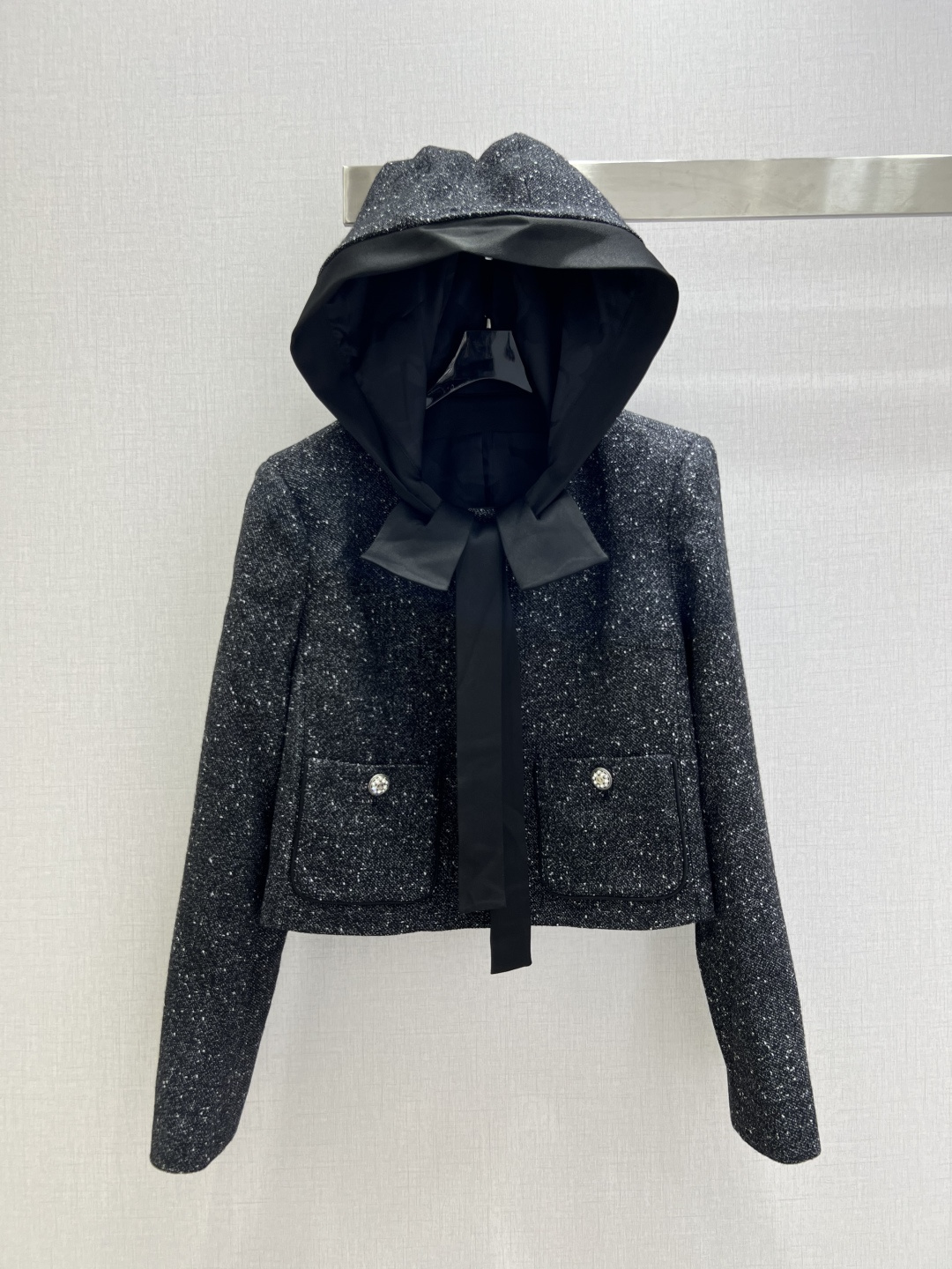 NO:589381,Highly recommended CHA*2025 new autumn and winter hooded double-pocket duffle jacket. Customized YB imported material, with obvious texture and high quality. The tweed fabric creates a model of small fragrance, and the straight version is more inclusive. Elegant without dullness, luxurious and charming. It shows the style of a high-end celebrity. Slim tailoring, modified body shape, elegant temperament, the first choice for autumn and winter seasons. One color SML code, high quality ABC,, jackets &  coats,hats,alexander wang19860909强烈推荐 CHA*2025秋冬新款 连帽双口袋粗呢外套 定制YB进口材质,肌理明显,质感上乘,粗花毛呢面料塑造小香风典范,直筒版型包容性更强 雅致而无沉闷感,奢华迷人.尽显高级名媛风格.修身剪裁,修饰身形,气质优雅,秋冬换季穿搭首选.一个色 SML码 高品质ABC,,jackets & coats,hats,alexander wang,Women's clothing