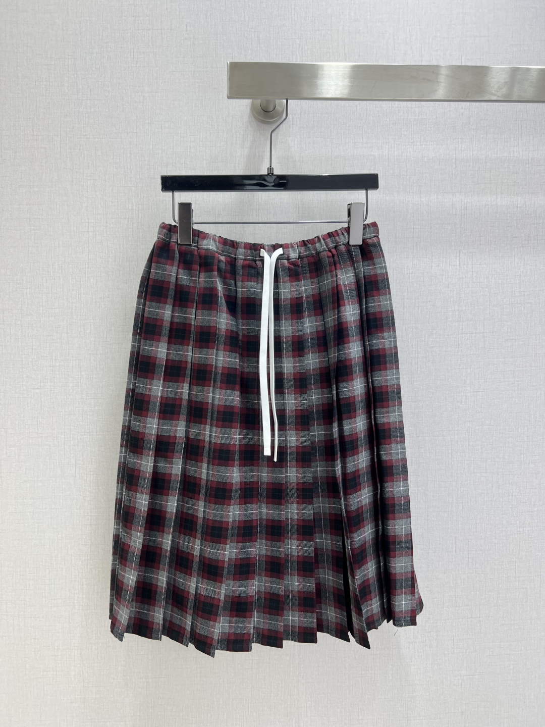 NO:588123,Highly recommended MIU* 2025 new autumn and winter style plaid long-sleeved shirt plaid pleated long skirt separate batch American retro red dark plaid shirt retro plaid pattern, loose version and embroidered same color lettering logo, elastic waist plaid drawstring pleated skirt sharp pleats, middle drawstring can adjust the tightness. One color SML code high,,miumiu,skirts,shirts,alexander wang19860909强烈推荐 MIU*2025秋冬新款 格纹长袖衬衫格纹百褶长半裙 分开批 美式复古红色暗格衬衫复古格纹图案、宽松版型以及刺绣同色刻字徽标,松紧腰格子抽绳百褶裙锋利压褶,中间抽绳可调节松紧度.一个色 SML码 高,,miumiu,skirts,shirts,alexander wang,Women's clothing