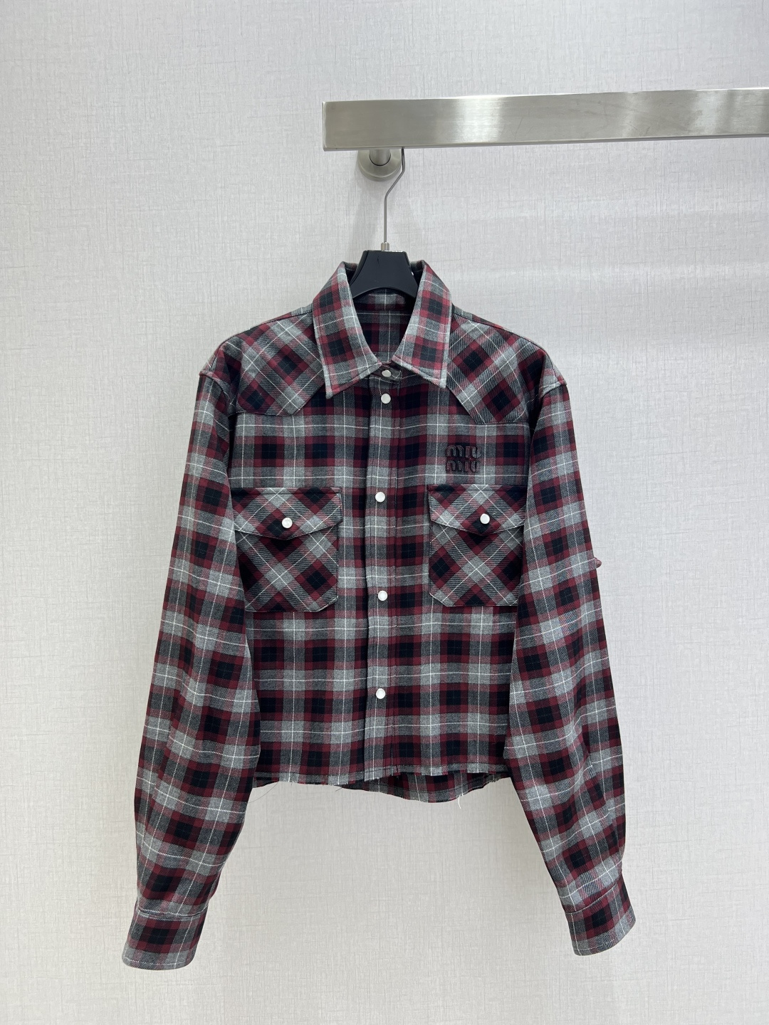 NO:588129,Highly recommended MIU*2025 new autumn and winter style plaid long-sleeved shirt plaid pleated long skirt separate batch American retro red dark plaid shirt retro plaid pattern, loose fit and embroidered same color lettering logo, elastic waist plaid drawstring pleated skirt sharp pleats, middle drawstring adjustable tightness. One color SML code high quality lining,,miumiu,skirts,shirts,alexander wang19860909强烈推荐 MIU*2025秋冬新款 格纹长袖衬衫格纹百褶长半裙 分开批 美式复古红色暗格衬衫复古格纹图案、宽松版型以及刺绣同色刻字徽标,松紧腰格子抽绳百褶裙锋利压褶,中间抽绳可调节松紧度.一个色 SML码 高品质衬,,miumiu,skirts,shirts,alexander wang,Women's clothing