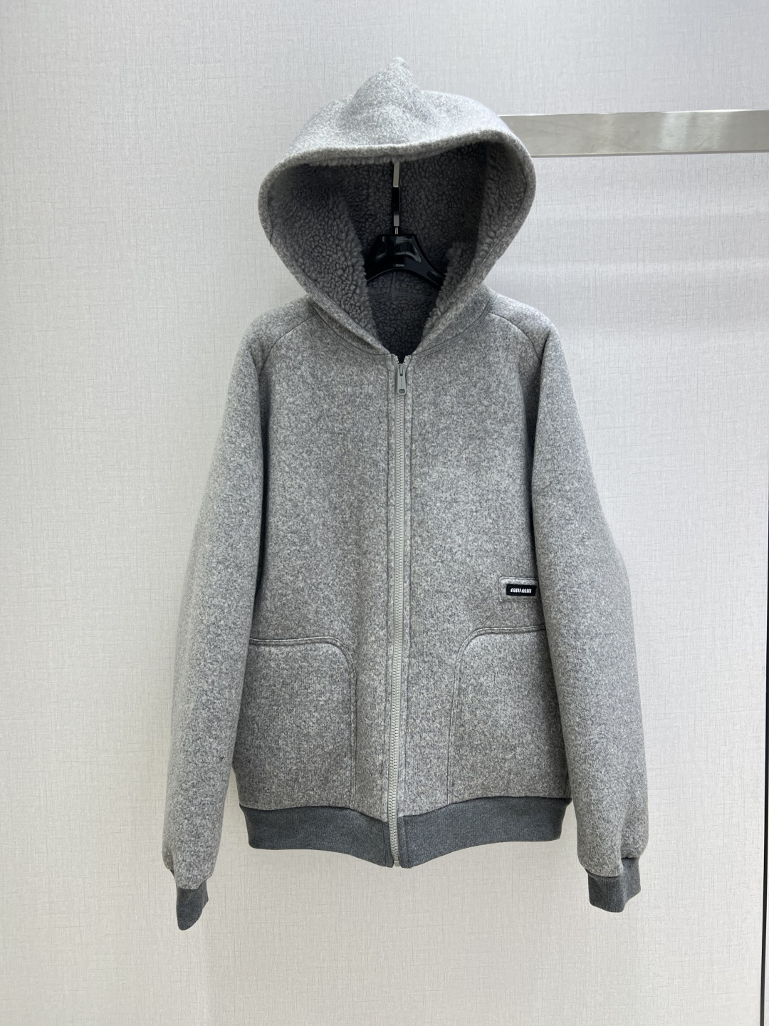 NO:588073,Highly recommended MIU*2025 new autumn and winter fleece-lined hooded jacket. Soft fleece fabric has become the new favorite of Miu Miu wardrobe, giving this jacket a casual atmosphere, reinterpreting classics from an experimental perspective, integrating male and female elements. One color SML code High quality ABC,,miumiu,jackets & coats,jackets & coats,hats,alexander wang19860909强烈推荐 MIU*2025秋冬新款 抓绒内衬连帽外套 柔软的抓绒面料成为Miu Miu衣橱的新宠,为这款夹克赋予休闲气息,从实验性的视角重释经典,融合了男性和女性元素 一个色 SML码 高品质ABC,,miumiu,jackets & coats,jackets & coats,hats,alexander wang,Women's clothing