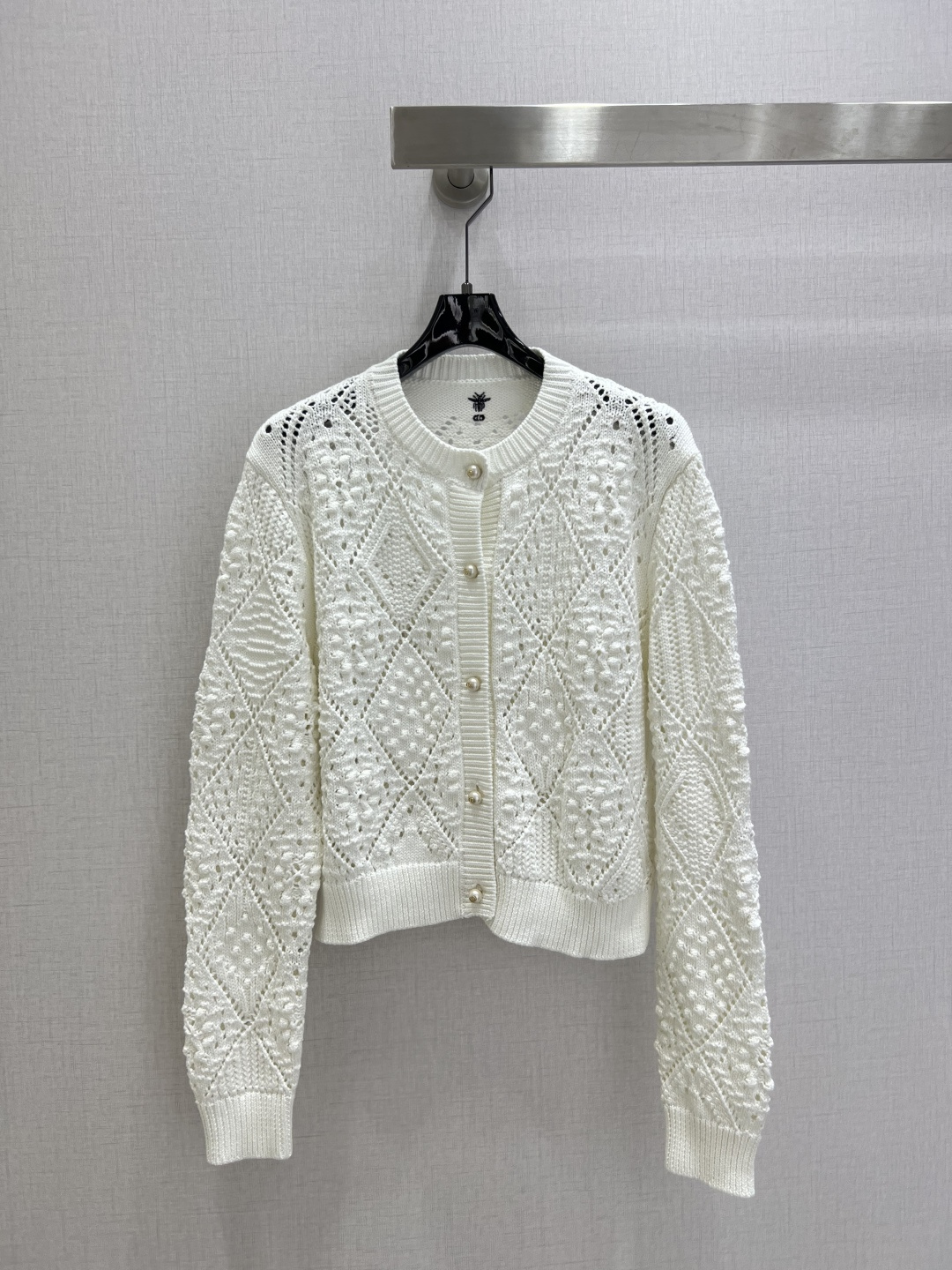 NO:590797,Highly recommended DIO* 2025 new autumn and winter style. Hollow three-dimensional pattern knitted long-sleeved cardigan jacket. Customized wool yarn weaving. Comfortable, soft and full of elasticity. Round neck knitted long-sleeved cardigan cut. Collar and cuffs are edged in the same color. Ready-to-wear garments use advanced stitching technology. Argyle pattern and three-dimensional polka dot texture add a literary atmosphere to simple outfits. Advanced tailoring fits the body curves to easily show off the playful girl style. Slim fit.  Slim and fashionable. Can be worn alone or layered in all seasons. One color. SML code. High quality ABC, dior, jackets & coats, alexander wang19860909强烈推荐 DIO*2025秋冬新款 镂空立体花纹针织长袖开衫外套 定制羊毛纱线织造 舒适软糯 弹力十足 圆领针织长袖开衫裁剪 领口袖口同色系包边 成衣选用高级走针工艺 菱格花纹和立体波点纹路 为简易穿搭增添文艺气息 高级剪裁贴合人体曲线 轻松彰显俏皮女生风格 修身版型 显瘦时髦 四季单穿叠穿都可 一个色 SML码 高品质ABC,,dior,jackets & coats,alexander wang,Women's clothing