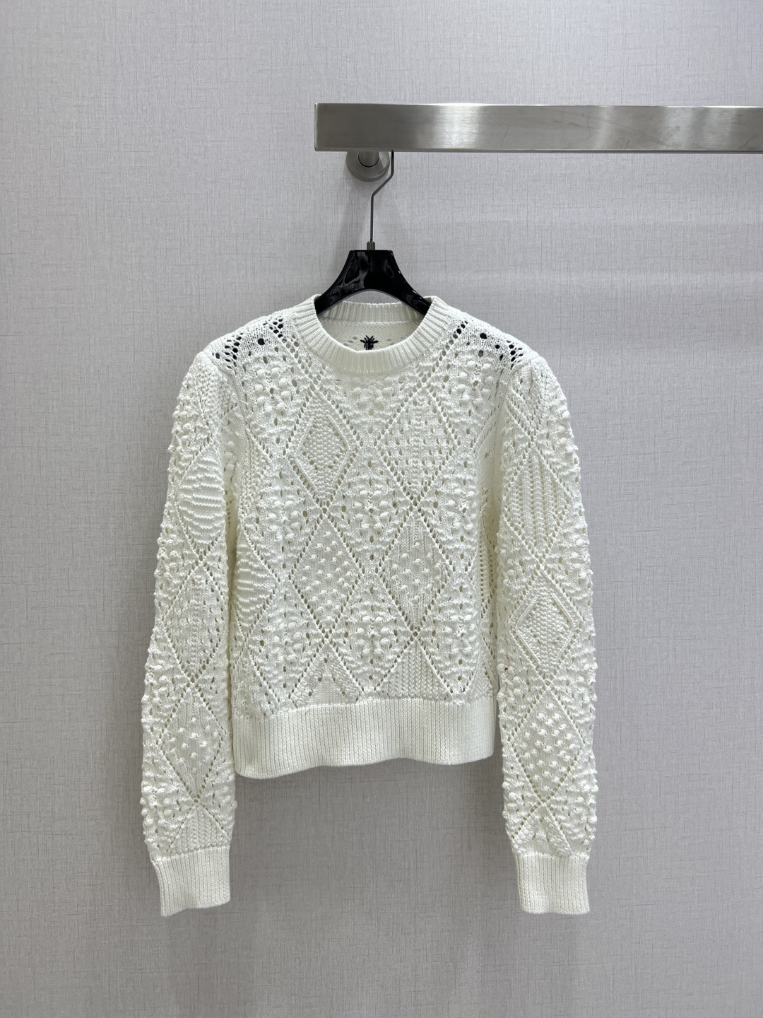 NO:590806,Highly recommended DIO*2025 new autumn and winter style Hollow jacquard knitted pullover sweater Customized YB cotton yarn weaving and jacquard processing to present a three-dimensional concave and convex shape Knitted round neck pullover style Bee embroidered logo on the back collar of the ready-made garment Narrowed by elastic pit strips The rhombus plaid distribution is embellished with irregular crochet texture The design maintains a unified tone The overall shape is full of temperament and the outfit is fashionable and fashionable!  One color SML code high quality ABC,,dior,sweaters,alexander wang19860909强烈推荐 DIO*2025秋冬新款 镂空提花针织套头毛衣 定制YB全棉纱线织造 提花工艺处理 呈现立体凹凸造型 针织圆领套头毛衣版型 成衣后领口蜜蜂刺绣徽标 以弹力坑条螺纹包边收窄 菱形格纹分布点缀不规则钩针纹理 设计保持统一调性 整体造型气质十足 穿搭时髦洋气！一个色 SML码 高品质ABC,,dior,sweaters,alexander wang,Women's clothing