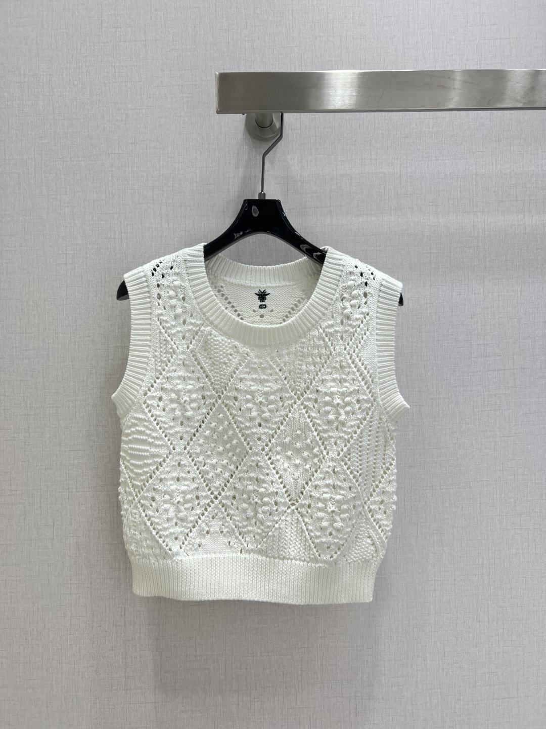 NO:590800,Highly recommended DIO*2025 new autumn and winter style. Hollow three-dimensional pattern knitted vest top. Customized wool yarn weaving. Comfortable, soft and full of elasticity. Round neck knitted vest cut. Collar and cuffs are edged in the same color. Ready-made garments use advanced stitching technology. Argyle pattern and three-dimensional polka dot texture add literary and artistic atmosphere to simple outfits. Advanced tailoring fits the body curves and easily shows off the playful girl style. Slim fit to look slim and fashionable.  One color for all seasons, single or layered. SML code. High quality ABC, dior, alexander wang19860909强烈推荐 DIO*2025秋冬新款 镂空立体花纹针织背心上衣 定制羊毛纱线织造 舒适软糯 弹力十足 圆领针织背心裁剪 领口袖口同色系包边 成衣选用高级走针工艺 菱格花纹和立体波点纹路 为简易穿搭增添文艺气息 高级剪裁贴合人体曲线 轻松彰显俏皮女生风格 修身版型 显瘦时髦 四季单穿叠穿都一个色 SML码 高品质ABC,,dior,alexander wang,Women's clothing