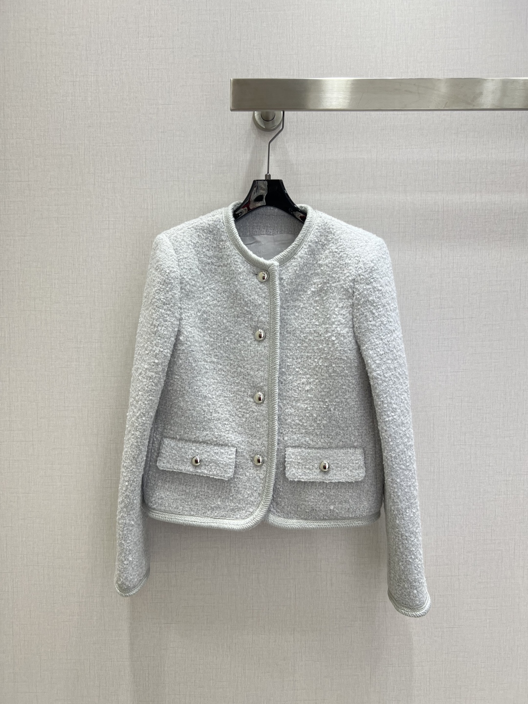 NO:589359,Highly recommended CEL*2025 new autumn and winter style. Ice blue round neck pocket jacket. High-definition imported material. Slightly wide silhouette. Heavy-duty high-quality goods. Comfortable to wear. More stylish. A style that is not picky at all. Retro lady style. One color. SML code. High quality ABC, jackets & coats, alexander wang19860909强烈推荐 CEL*2025秋冬新款 冰蓝圆领口袋外套 高定进口材质 轮廓微挺阔 重磅高货 穿着舒适 更具有型 一款完全不挑人穿着的衣型 复古名媛风 一个色 SML码 高品质ABC,,jackets & coats,alexander wang,Women's clothing