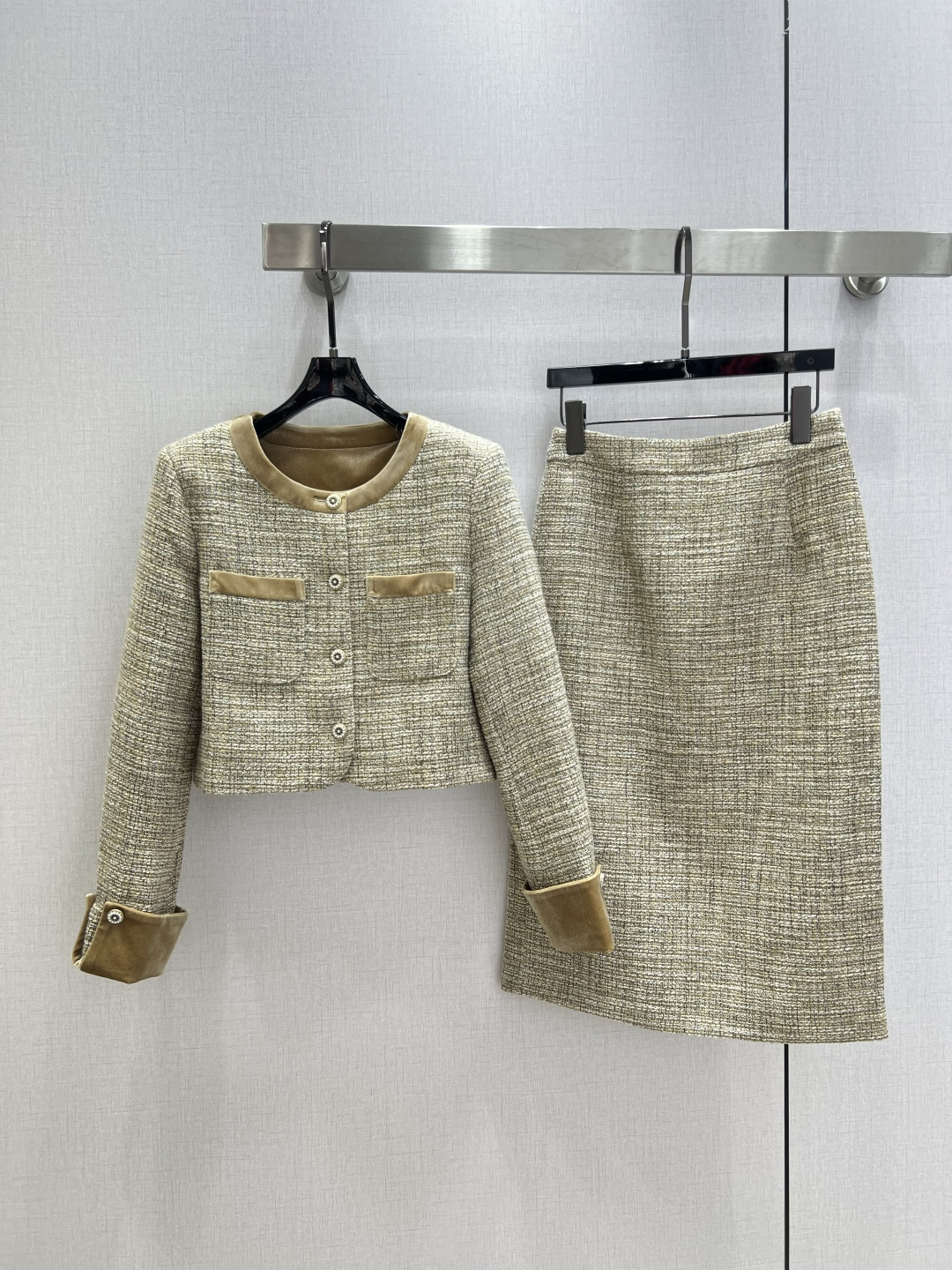 NO:588089,Highly recommended CHA*2025 new autumn and winter style, contrasting color round neck long skirt suit, small French style, classic style, fell in love at first sight, the version design can well modify the neck line, the upper body temperament is immediately improved, custom buttons, the version is very beautiful on the upper body, the color is super white, one color SMLXL code, high quality ABC,, skirts, alexander wang19860909强烈推荐 CHA*2025秋冬新款 撞色圆领长半裙套装 小香风法式 经典造型 一眼就爱上了,版型设计能很好的修饰颈部线条,上身气质立马提升,定制纽扣,版型上身巨好看,颜色超显白 一个色 SMLXL码 高品质ABC,,skirts,alexander wang,Women's clothing