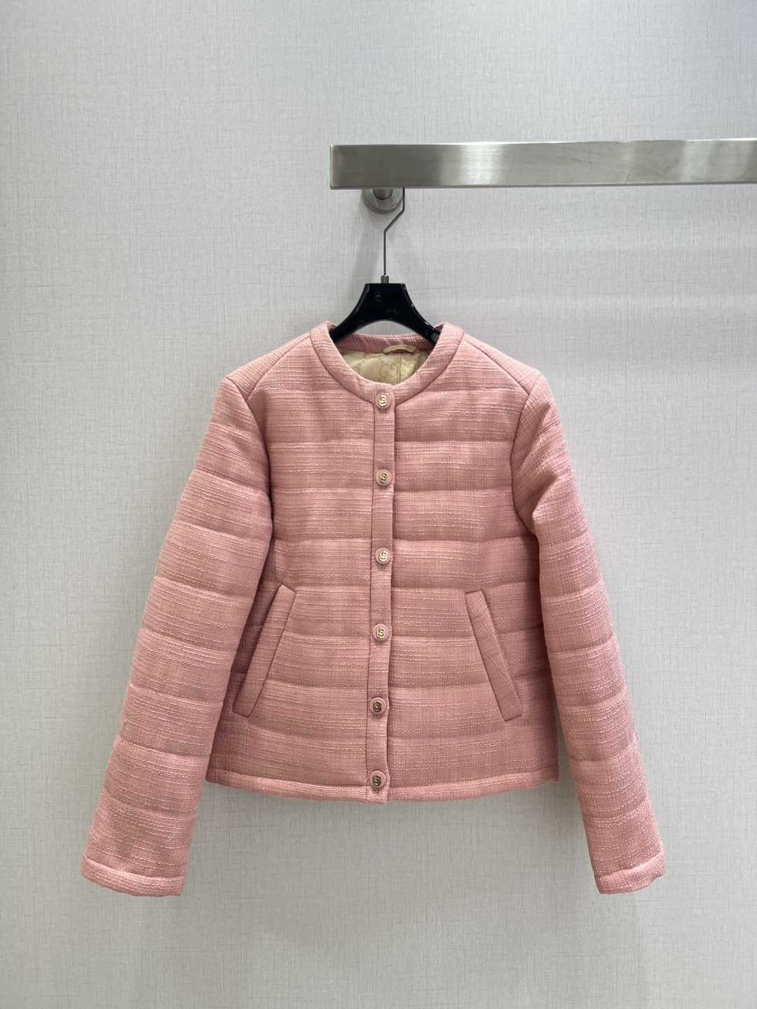 NO:588111,Highly recommended GUC*2025 new autumn and winter round neck button long-sleeved jacket. I fell in love at first sight. The pattern design can modify the neck line very well, and the upper body temperament is immediately improved. Customized buttons, the pattern is very beautiful on the upper body, and the color is super white. One color SML code. High quality ABC,,gucci,jackets & coats,alexander wang19860909强烈推荐 GUC*2025秋冬新款 圆领纽扣长袖外套 一眼就爱上了,版型设计能很好的修饰颈部线条,上身气质立马提升,定制纽扣,版型上身巨好看,颜色超显白 一个色 SML码 高品质ABC,,gucci,jackets & coats,alexander wang,Women's clothing