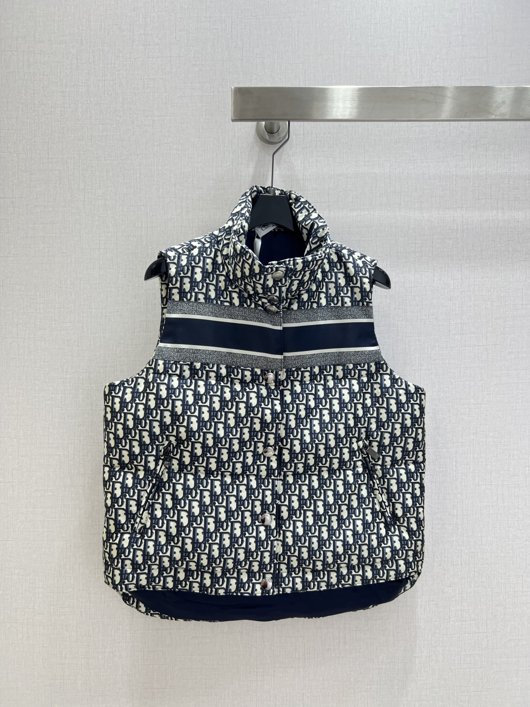 NO:588126,With dust bag, highly recommended DIO*2025 new autumn and winter presbyopia down vest jacket DiorAlps limited series, classic jacquard fabric, equipped with practical zipper pocket, decorated with ChristianDior logo on the back, front snap button Filling 90 goose down Two colors SML code High quality ABC, dior, loro piana, jackets & coats, down jacket, alexander wang19860909配防尘袋强烈推荐 DIO*2025秋冬新款 老花羽绒马甲外套 DiorAlps限定系列,经典提花面料,设有实用的拉链口袋,背面饰以ChristianDior标志,正面按扣 填充物90鹅绒 两个色 SML码 高品质ABC,,dior,loro piana,jackets & coats,down jacket,alexander wang,Women's clothing