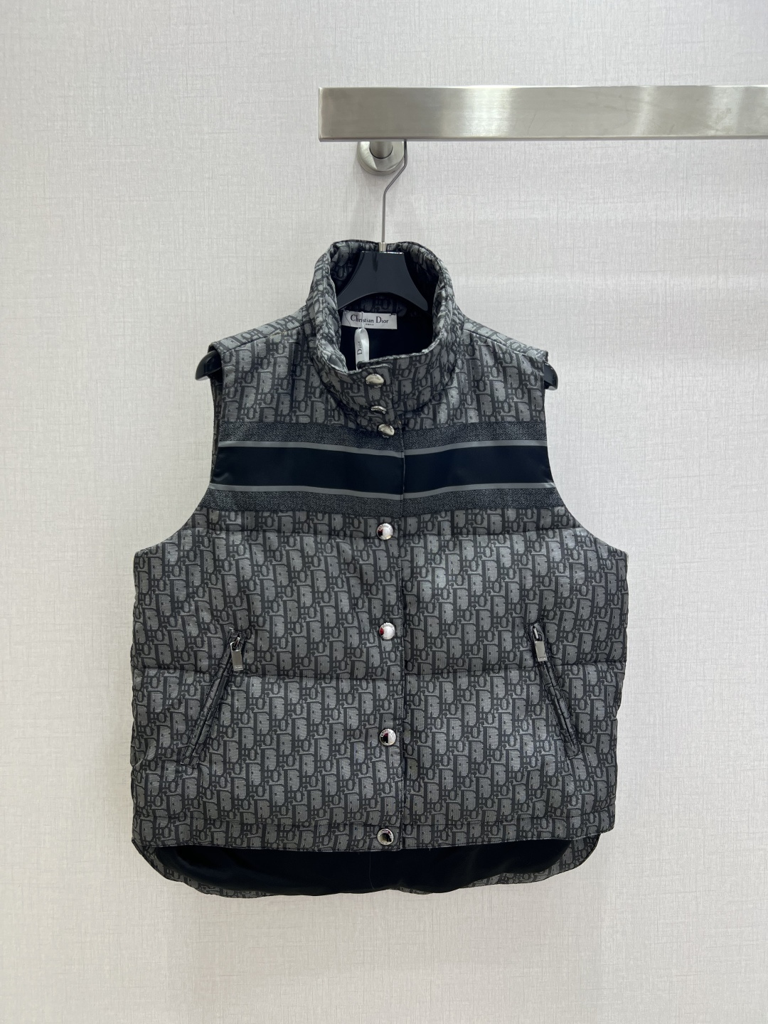 NO:588072,With dust bag, highly recommended DIO*2025 new autumn and winter presbyopia down vest jacket DiorAlps limited series, classic jacquard fabric, equipped with practical zipper pocket, decorated with ChristianDior logo on the back, front snap button Filling 90 goose down Two colors SML code High quality ABC, dior, loro piana, jackets & coats, down jacket, alexander wang19860909配防尘袋强烈推荐 DIO*2025秋冬新款 老花羽绒马甲外套 DiorAlps限定系列,经典提花面料,设有实用的拉链口袋,背面饰以ChristianDior标志,正面按扣 填充物90鹅绒 两个色 SML码 高品质ABC,,dior,loro piana,jackets & coats,down jacket,alexander wang,Women's clothing