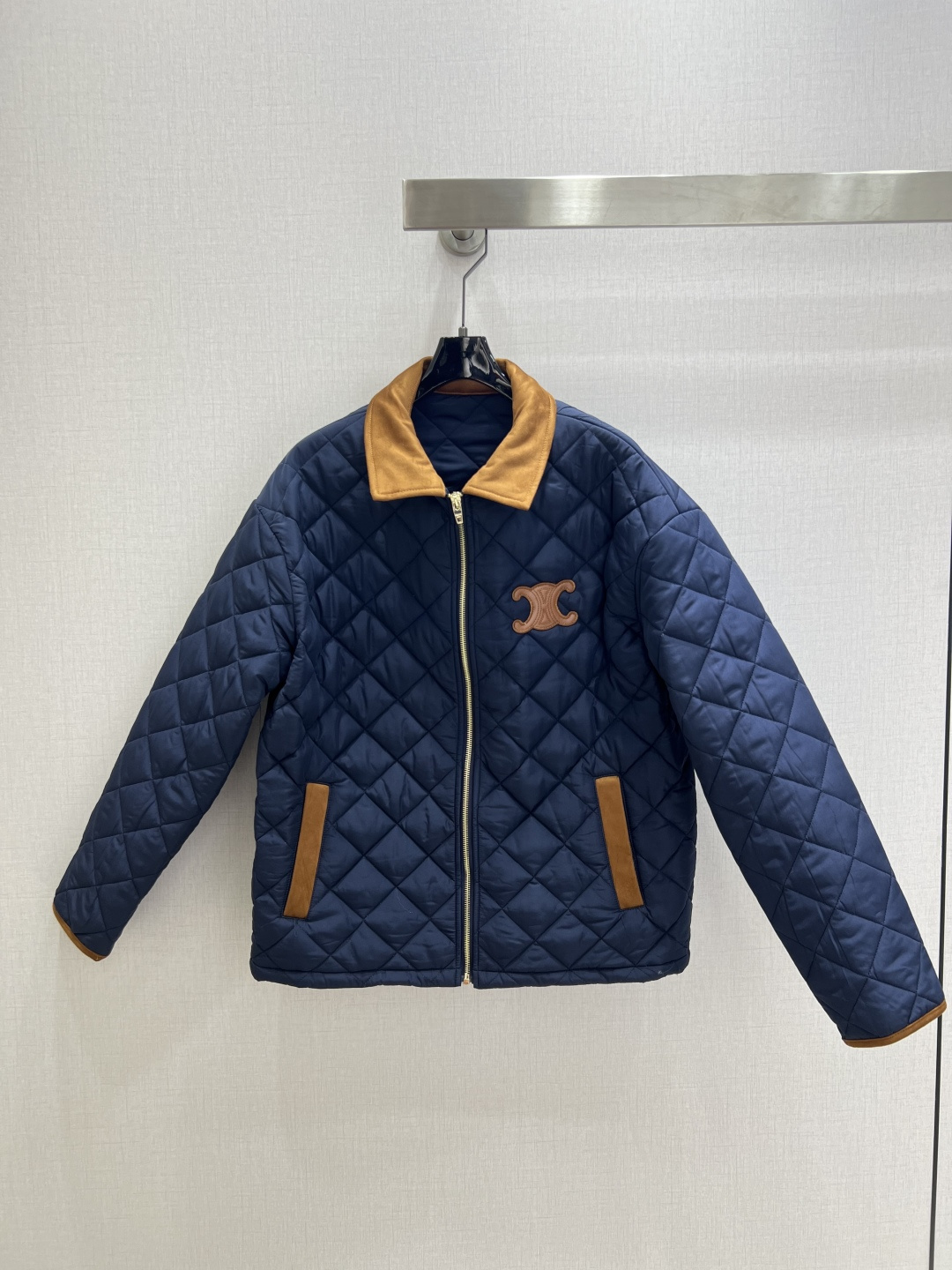 NO:588151,Highly recommended CEL*2025 new autumn and winter contrasting diamond lapel cotton jacket, extremely fashionable, advanced customization, exclusive logo, unique style, casual and easy!  Not only is the color beautiful, the texture is also great!  Exquisite and fashionable, two colors, SML code, high quality ABC, jackets & coats, alexander wang19860909强烈推荐 CEL*2025秋冬新款 撞色菱格翻领棉外套 时髦度爆棚 高级定制 专属Logo 绝绝子的版型 随性洒脱！不旦颜色美,质感也敲好！精致又时尚 两个色 SML码 高品质ABC,,jackets & coats,alexander wang,Women's clothing