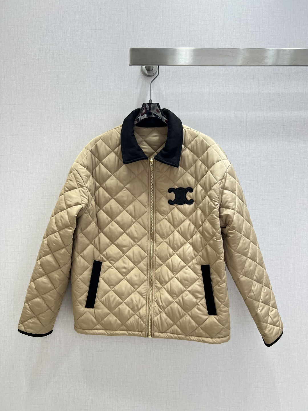 NO:588163,Highly recommended CEL*2025 new autumn and winter contrasting diamond lapel cotton jacket, extremely fashionable, advanced customization, exclusive logo, unique style, casual and easy!  Not only is the color beautiful, the texture is also great!  Exquisite and fashionable, two colors, SML code, high quality ABC, jackets & coats, alexander wang19860909强烈推荐 CEL*2025秋冬新款 撞色菱格翻领棉外套 时髦度爆棚 高级定制 专属Logo 绝绝子的版型 随性洒脱！不旦颜色美,质感也敲好！精致又时尚 两个色 SML码 高品质ABC,,jackets & coats,alexander wang,Women's clothing