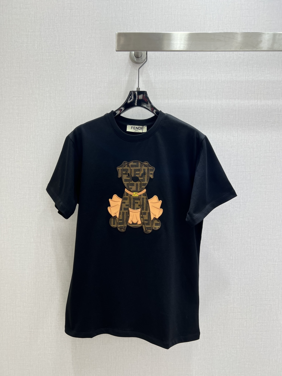 NO:589344,Highly recommended FEN*2025 new autumn and winter round neck jacquard cartoon short-sleeved T-shirt  Customized YB twill cotton material, with fine texture, comfortable and breathable, loose short-sleeved cut, highlighting the brand style. Made of 100% cotton material, slightly stretchy, showing a slimming visual effect. The embroidery patch process on the chest outlines the puppy double F logo on the chest, echoing the brand style, the style is lively and childlike, rich in layers, fashionable and casual, and can be worn alone or under. Two colors SML code  High quality AB,,fendi,skirts,T-shirt,tees,t-shirt,alexander wang19860909强烈推荐 FEN*2025秋冬新款 圆领提花卡通短袖T恤 定制YB斜纹全棉材质,质感细腻,舒适透气,宽松短袖裁剪,凸显品牌格调,采用全棉材质,略带有弹力,呈现显瘦视觉效果,胸前还原色彩的刺绣贴布工艺勾勒裙子小狗双F花体字徽标,品牌格调呼应,风格活泼童趣层次丰富,时髦休闲,单穿内搭都出彩时髦.两个色 SML码 高品质AB,,fendi,skirts,T-shirt,tees，t-shirt,alexander wang,Women's clothing