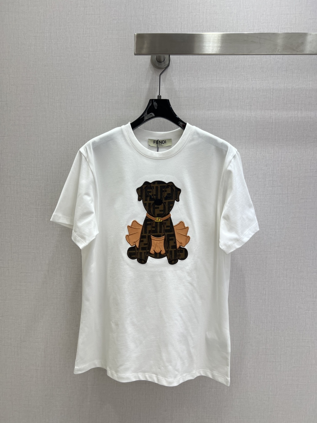 NO:589325,Highly recommended FEN*2025 new autumn and winter round neck jacquard cartoon short-sleeved T-shirt  Customized YB twill cotton material, with fine texture, comfortable and breathable, loose short-sleeved cut, highlighting the brand style. Made of 100% cotton material, slightly stretchy, showing a slimming visual effect. The embroidery patch process on the chest outlines the puppy double F logo on the chest, echoing the brand style, the style is lively and childlike, rich in layers, fashionable and casual, and can be worn alone or under. Two colors SML code  High quality ABC,,fendi,skirts,T-shirt,tees,t-shirt,alexander wang19860909强烈推荐 FEN*2025秋冬新款 圆领提花卡通短袖T恤 定制YB斜纹全棉材质,质感细腻,舒适透气,宽松短袖裁剪,凸显品牌格调,采用全棉材质,略带有弹力,呈现显瘦视觉效果,胸前还原色彩的刺绣贴布工艺勾勒裙子小狗双F花体字徽标,品牌格调呼应,风格活泼童趣层次丰富,时髦休闲,单穿内搭都出彩时髦.两个色 SML码 高品质ABC,,fendi,skirts,T-shirt,tees，t-shirt,alexander wang,Women's clothing