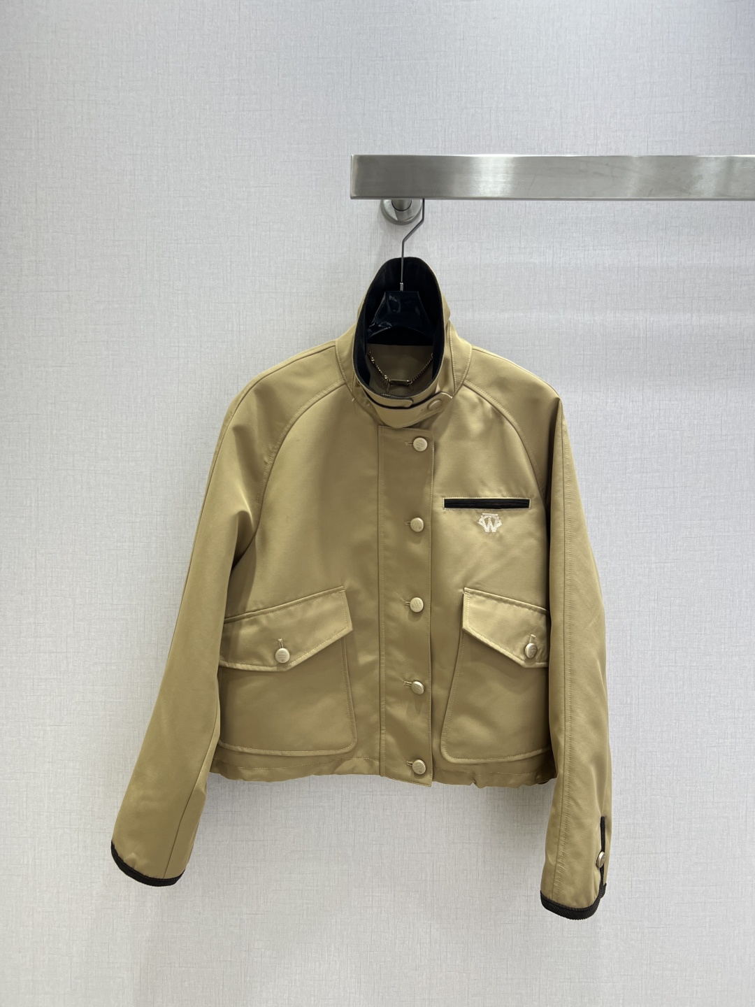 NO:590755,Highly recommended LP*2025 new autumn and winter stand-up collar pocket jacket. The upper body can easily divide the body proportions. It is eye-catching and high-end. Simple yet classic. Full of fashionable and advanced sense. It is age-reducing and youthful. The upper body is comfortable, fashionable and casual. The loose version is versatile and not picky. One color SML code. High-quality ABC,,loro piana,jackets & coats,alexander wang19860909强烈推荐 LP*2025秋冬新款 立领口袋外套 上身轻松分割身材比例 吸睛又高级 简约不失经典 时髦高级感满满 减龄又青春洋气 上身舒适又时尚休闲 宽松版型百搭不挑人 一个色 SML码 高品质ABC,,loro piana,jackets & coats,alexander wang,Women's clothing