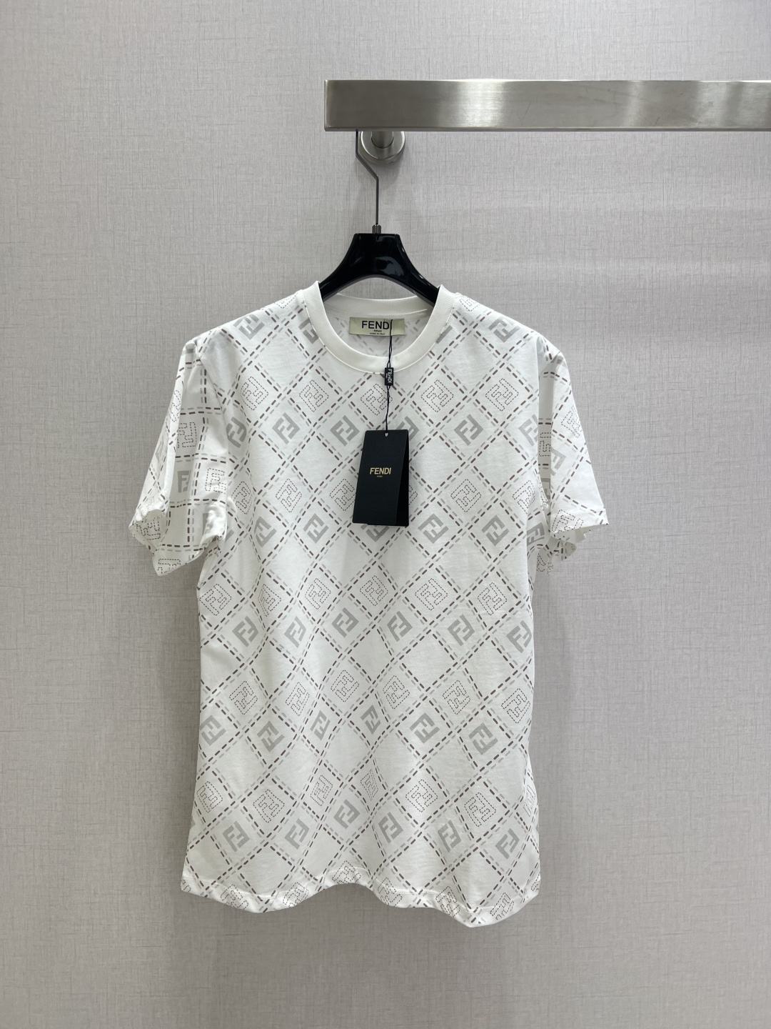 NO:590812,Highly recommended FEN* 2025 new autumn and winter round neck printed diamond short-sleeved T-shirt. Customized YB twill cotton material, breathable and comfortable, full of texture. Regular short-sleeved T-shirt cut, highlighting the brand style. Made of heavyweight pure cotton, slightly stretchy, showing a slimming visual effect. The collar is wrapped with threads, and the whole body is printed with a dotted line distributed diamond texture and double F pattern. The design is novel and fashionable, and it is stylish when worn alone. One color  SML code high quality ABC,,fendi,T-shirt,tees,t-shirt,alexander wang19860909强烈推荐 FEN*2025秋冬新款 圆领印花菱格短袖T恤 定制YB斜纹全棉材质,透气舒适,质感十足,常规短袖T恤裁剪,凸显品牌格调,采用克重纯棉制成,略带有弹力,呈现显瘦视觉效果,领口以螺纹包边,大身满印虚线分布的菱格纹理虚实相间的双F图案,设计新颖时尚,单穿内搭都出彩时髦.一个色 SML码 高品质ABC,,fendi,T-shirt,tees，t-shirt,alexander wang,Women's clothing