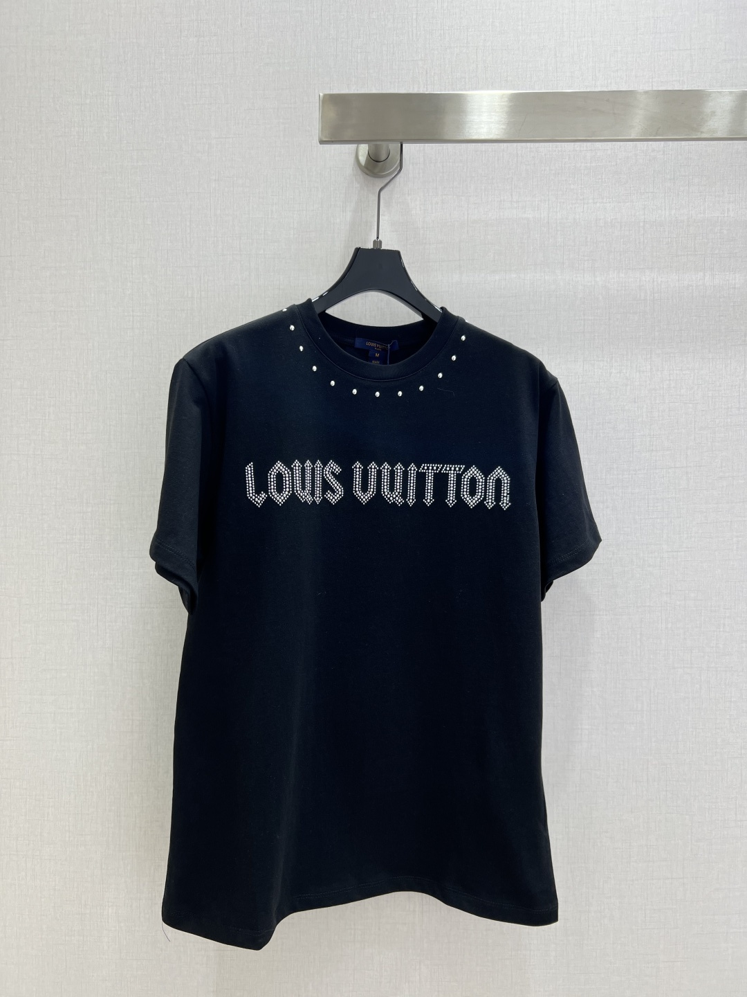 NO:590789,Highly recommended LV*2025 new autumn and winter ironed rivet short-sleeved T-shirt  Customized YB raw cotton material, breathable and comfortable, full of texture, round neck short-sleeved T-shirt cut to highlight the brand style, made of heavyweight pure cotton, slightly stretchy, showing a slimming visual effect, ironing process on the chest to restore the brand letter logo, with the gorgeous effect of tack around the neckline, highlighted, highlighting high-end style, it is stylish when worn alone, and the gloss and refraction effect make the outfit more eye-catching and foreign. Two colors SML code High quality ABC, Louis  vuitton,T-shirt,tees,t-shirt,alexander wang19860909强烈推荐 LV*2025秋冬新款 熨烫铆钉短袖T恤 定制YB原生全棉材质,透气舒适,质感十足,圆领短袖T恤裁剪,凸显品牌格调,采用克重纯棉制成,略带有弹力,呈现显瘦视觉效果,胸前用熨烫工艺,还原品牌字母徽标,配合环绕领口的柳丁华丽效果,亮点突出,彰显高级格调,单穿内搭都出彩时髦,光泽与折射效果穿搭更为吸睛洋气.两个色 SML码 高品质ABC,,louis vuitton,T-shirt,tees，t-shirt,alexander wang,Women's clothing