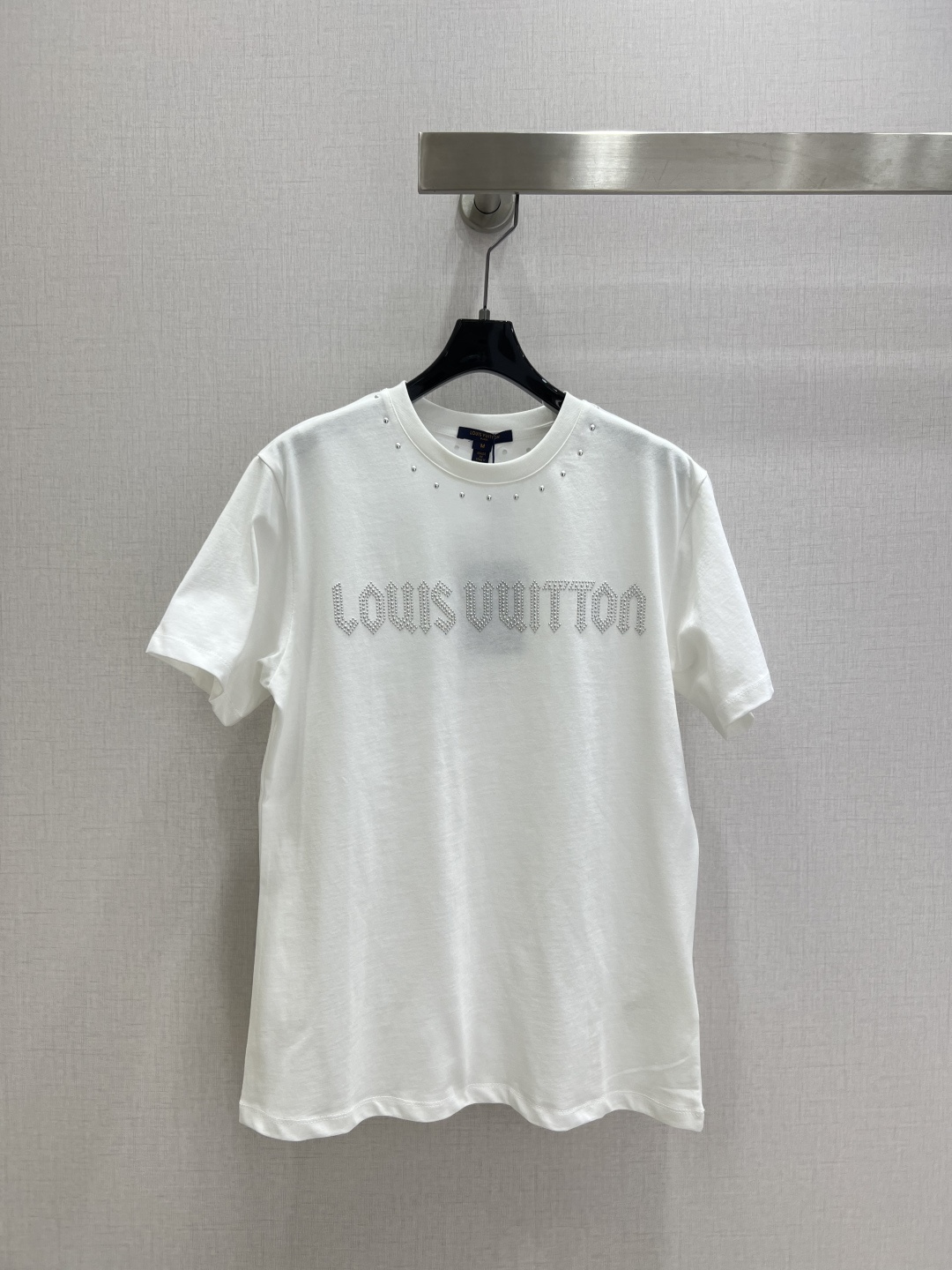 NO:590793,Highly recommended LV*2025 new autumn and winter ironed rivet short-sleeved T-shirt  Customized YB raw cotton material, breathable and comfortable, full of texture, round neck short-sleeved T-shirt cut to highlight the brand style, made of heavyweight pure cotton, slightly stretchy, showing a slimming visual effect, ironing process on the chest to restore the brand letter logo, with the gorgeous effect of tack around the neckline, highlighted, highlighting high-end style, it is stylish when worn alone, and the gloss and refraction effect make the outfit more eye-catching and foreign. Two colors SML code High quality ABC, Louis  vuitton,T-shirt,tees,t-shirt,alexander wang19860909强烈推荐 LV*2025秋冬新款 熨烫铆钉短袖T恤 定制YB原生全棉材质,透气舒适,质感十足,圆领短袖T恤裁剪,凸显品牌格调,采用克重纯棉制成,略带有弹力,呈现显瘦视觉效果,胸前用熨烫工艺,还原品牌字母徽标,配合环绕领口的柳丁华丽效果,亮点突出,彰显高级格调,单穿内搭都出彩时髦,光泽与折射效果穿搭更为吸睛洋气.两个色 SML码 高品质ABC,,louis vuitton,T-shirt,tees，t-shirt,alexander wang,Women's clothing