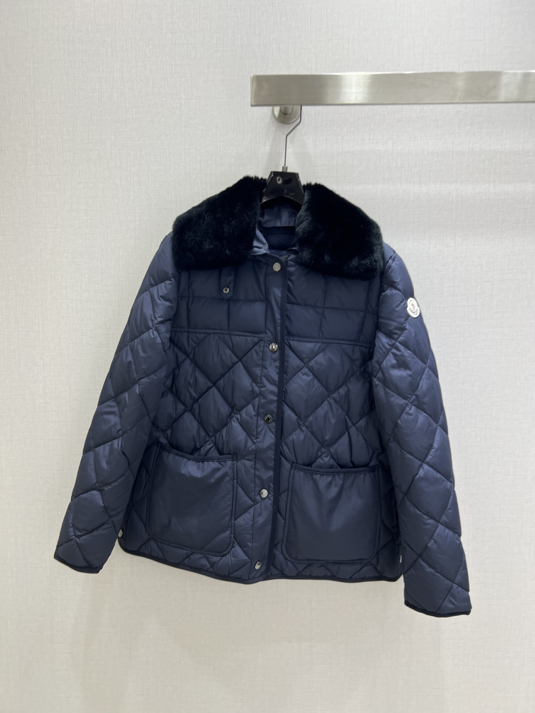 NO:590787,Comes with a dust bag. Highly recommended. MON*2025 new autumn and winter rabbit fur collar down jacket (fur collar is removable) produced at Rocket Speed!  The whole piece is three-dimensional tailoring. It is all-round and exquisite. It super covers the flesh and makes you slim. It is simple. It gives a refreshing and fashionable sense of high-end. It is elegant and fashionable in daily life. It is versatile. The color is very beautiful. The fabric is high-end and textured. Two colors. 1234 yards. High-quality ABC, jackets & coats, down jacket, alexander wang19860909配防尘袋强烈推荐 MON*2025秋冬新款 兔绒毛领羽绒外套（毛领可拆卸） 火箭速度出品！整件立体剪裁 全方位精致做上身超级遮肉显瘦 简简单单 穿出清爽时髦的高级感 日常优雅又时髦巨百搭 颜色很好看 面料高级又有质感 两个色 1234码 高品质ABC,,jackets & coats,down jacket,alexander wang,Women's clothing