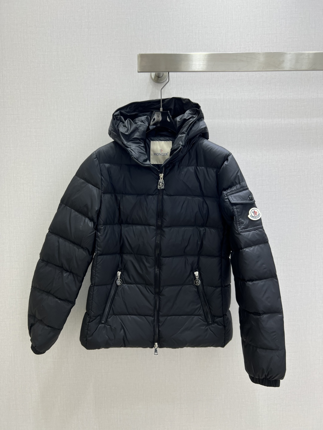 NO:590781,Comes with a dust bag. Highly recommended. MON*2025 new autumn and winter hooded down jacket produced by Rocket Speed!  The whole piece is three-dimensional tailoring. It is all-round and exquisite to make the upper body super cover up the flesh and make you slim. It is simple and refreshing. It gives a refreshing and fashionable sense of high-end. It is elegant and fashionable in daily life. It is versatile. The color is very beautiful. The fabric is high-end and textured. Two colors. 1234 yards. High quality AB, jackets & coats, down jacket, hats, alexander wang19860909配防尘袋强烈推荐 MON*2025秋冬新款 连帽羽绒外套 火箭速度出品！整件立体剪裁 全方位精致做上身超级遮肉显瘦 简简单单 穿出清爽时髦的高级感 日常优雅又时髦巨百搭 颜色很好看 面料高级又有质感 两个色 1234码 高品质AB,,jackets & coats,down jacket,hats,alexander wang,Women's clothing