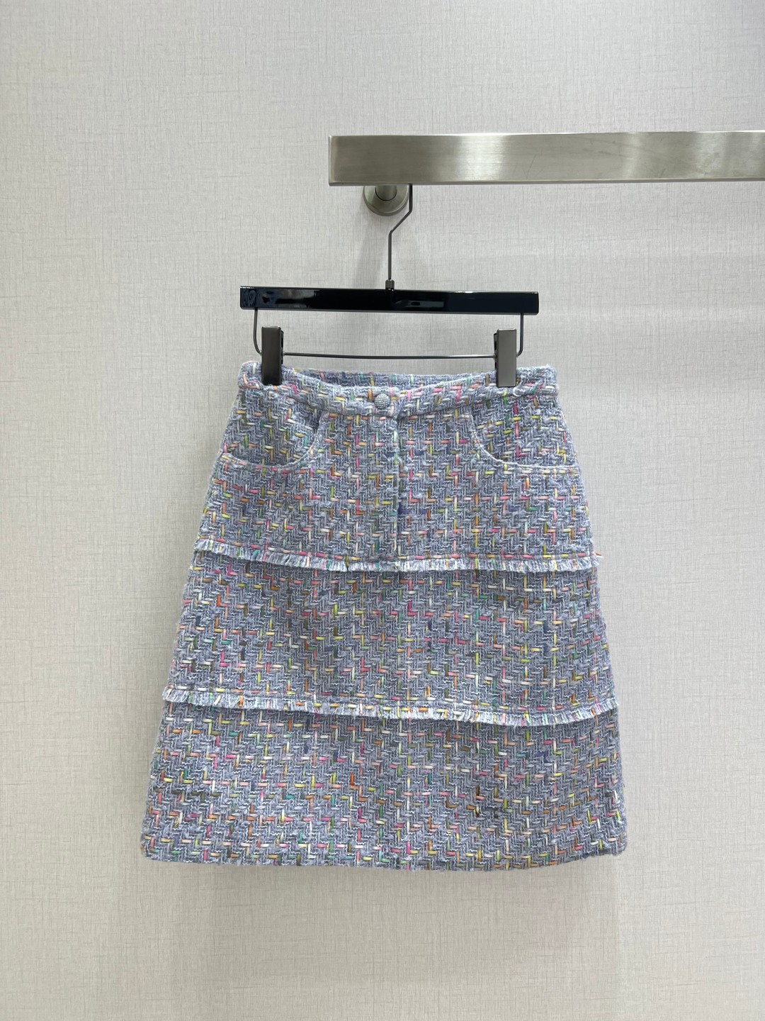 NO:591272,Highly recommended CHA*2025 new autumn and winter woven tweed skirt. The beautiful lady-style colorful yarn woven fabric is super beautiful in real life. The pink and tender color simply brings a sense of elegance. An exciting little fragrance. A must-have for pink fans. The custom-made color hardware buttons are very exquisite. The upper body has a noble temperament. A must-have for rich families. One color SML code. High-quality ABC, skirts, alexander wang19860909强烈推荐 CHA*2025秋冬新品 编织粗花呢半裙 绝美名媛风彩纱编织面料实物超美 粉嫩粉嫩的简直自带优雅感 令人心动的小香风 粉色控必入 定制配色五金钮扣非常精美 上身自带高贵气质 富家千金必备 一个色 SML码 高品质ABC,,skirts,alexander wang,Women's clothing
