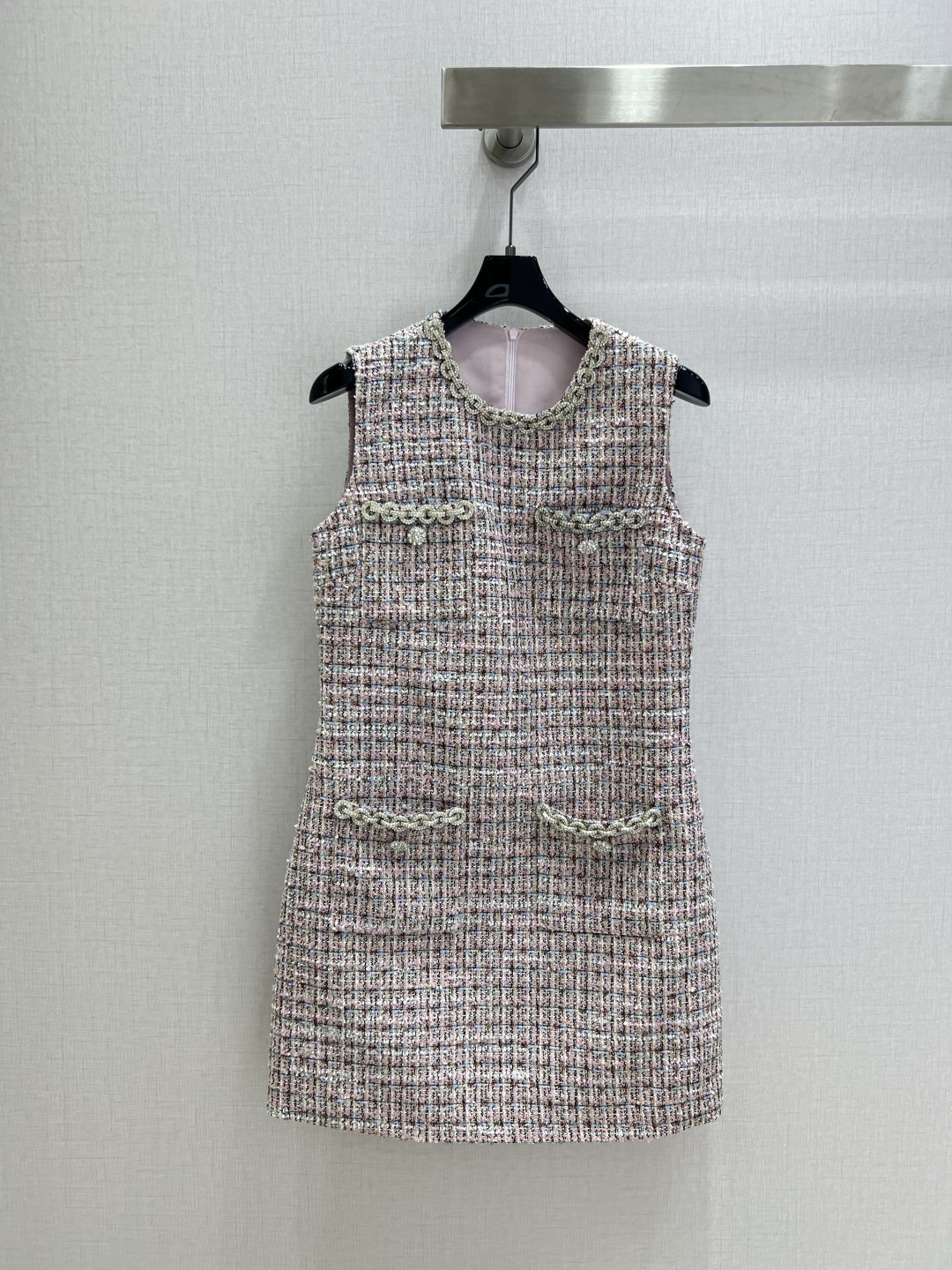 NO:591284,Highly recommended SP*2025 new autumn and winter products Heavy woven sleeveless dress Heavy diamond chain tweed small fragrant four-pocket round neck sleeveless dress The fabric has its own texture Heavy diamond decoration refracts with the light and shimmers. The upper body is noble and noble. You can wear it for dating and commuting with a sense of sophistication. The pleated hem is exquisite and sweet, perfect interpretation of gentle and elegant daughter. One color SMLXL code, high quality ABC, skirts, alexander wang19860909强烈推荐 SP*2025秋冬新品 重工编织无袖连衣裙 重工钻饰链条粗花呢小香风四口袋圆领无袖连衣裙 面料自带肌理感 重工钻饰随光折射细碎光泽上身就是贵气本贵 约会通勤都能穿出精致感 下摆拼接百褶精致甜美 完美演绎温柔优雅千金 一个色 SMLXL码 高品质ABC,,skirts,alexander wang,Women's clothing