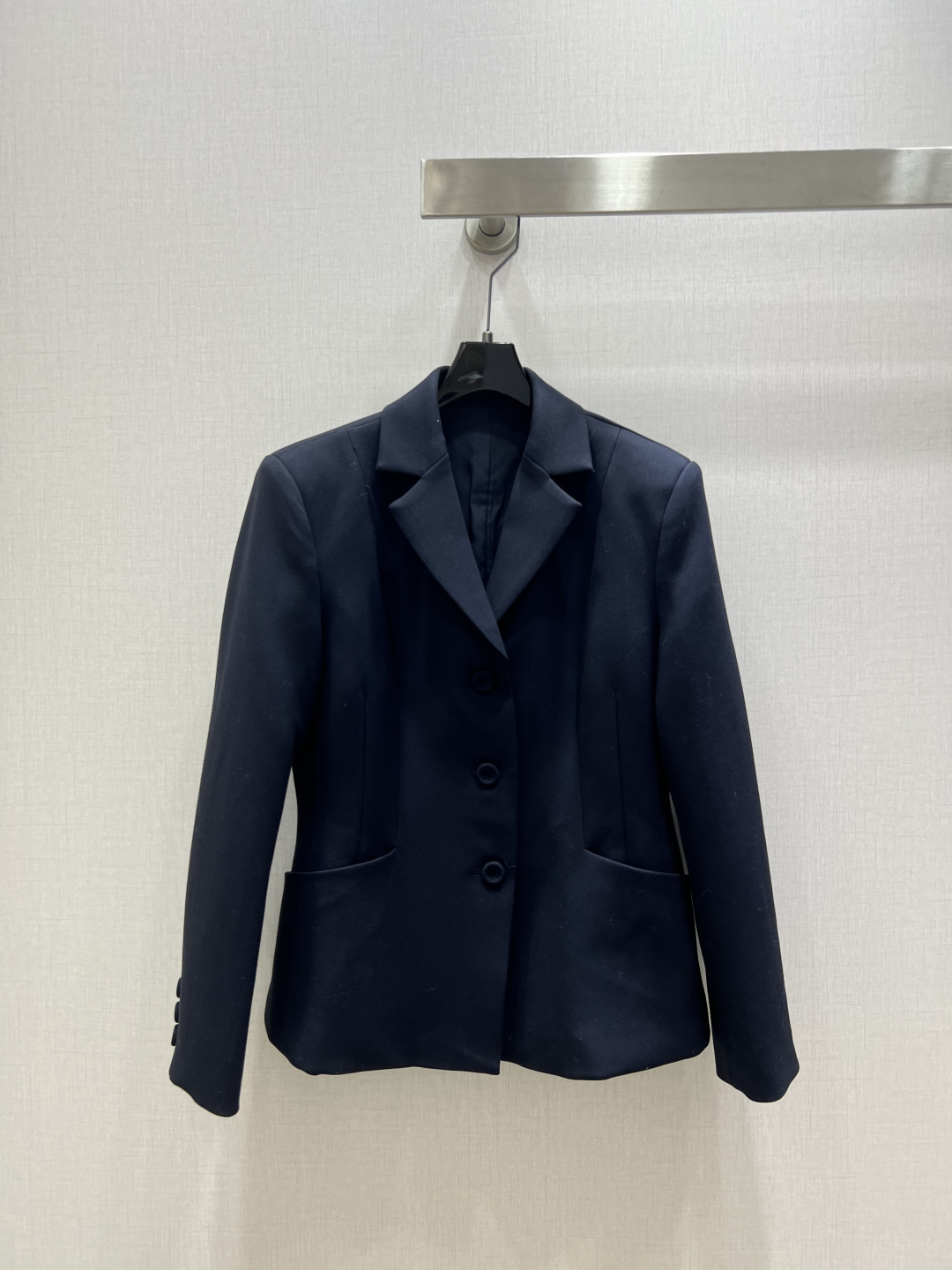 NO:591303,Highly recommended Dio* 2025 new autumn and winter products. Extremely simple buttoned suit jacket. Lapel shoulder pad suit with gun-notch collar, full of retro and high-end feeling. Three-dimensional tailoring waist version fits the human body curve, making it more tall and slim. Customized wool blend fabric texture is crisp, stylish, capable and elegant. Very practical and wearable. Easy to match for daily commuting. One color SML code. High quality ABC, dior, jackets & coats, business suit, alexander wang19860909强烈推荐 Dio*2025新款秋冬新品 极简单排扣西装外套 翻领垫肩西装搭配枪驳领口复古高级感满满 立体剪裁收腰版型贴合人体曲线 更显挺拔苗条 定制羊毛混纺面料质感挺括有型干练优雅 实穿性很高 通勤日常都很好搭 一个色 SML码 高品质ABC,,dior,jackets & coats,business suit,alexander wang,Women's clothing