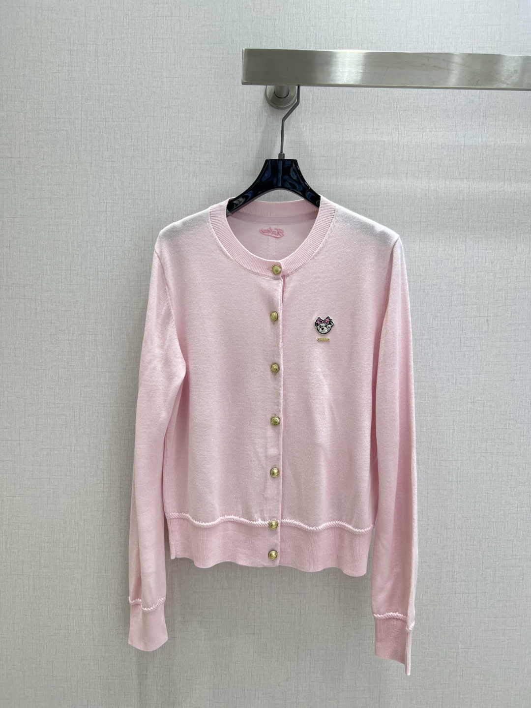 NO:591309,Highly recommended LP* 2025 new autumn and winter wool cardigan long-sleeved top. Customized wool material. High-grade texture. The threaded collar echoes the cuffs and hem. Stretchy and comfortable. The upper body shows high-end tonality. Regular fit. Wear it regardless of your figure. Match it casually to create a refined and elegant temperament!  One color SML code high quality ABC,,loro piana,alexander wang19860909强烈推荐 LP*2025秋冬新款 羊毛开衫长袖上衣 定制羊毛材质 质感高级 螺纹领与袖口下摆呼应 弹力舒适 上身彰显高级调性 常规版型 穿搭不挑身材 随意搭配出精致优雅气质！一个色 SML码 高品质ABC,,loro piana,alexander wang,Women's clothing