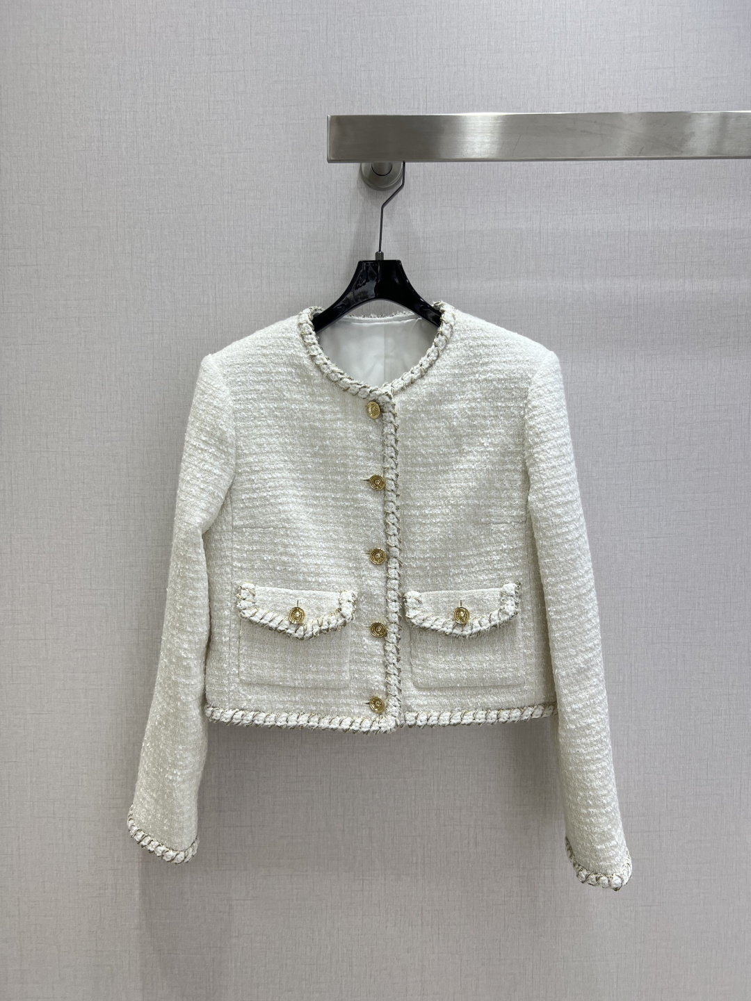 NO:591286,Highly recommended CHA* 2025 new autumn and winter style woven dress jacket with hemmed edges Customized YB imported shag material with obvious texture and superior texture Thick striped woolen fabric creates a model of small fragrance Flap double pocket collar front extends to the hem woven hemmed heavy metal buttons Full of luxury and elegance Grainy woven plaid is elegant and charming Highlighting the taste of a celebrity The first choice for fashionable and sophisticated autumn and winter wear One color SMLXL code  High quality ABC,,jackets & coats,alexander wang19860909强烈推荐 CHA*2025秋冬新款 捆边编织洋装外套 定制YB进口粗毛呢材质 肌理明显 质感上乘 粗花条纹毛呢面料打造小香风典范 翻盖双口袋领口前襟延伸至下摆编织捆边重工金属纽扣 尽显奢华又不失雅致 颗粒感编织格纹优雅迷人 突出名媛品味 秋冬时髦精穿搭首选 一个色 SMLXL码 高品质ABC,,jackets & coats,alexander wang,Women's clothing