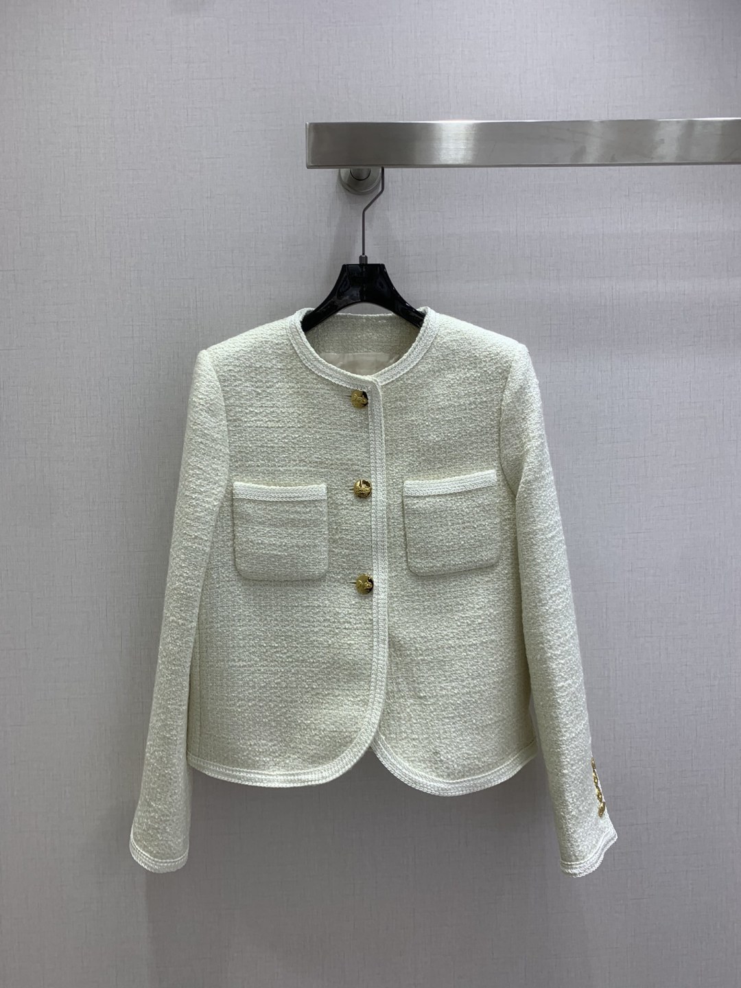 NO:592166,Highly recommended CEL* 2025 new autumn and winter double pocket wool jacket Lisa's same style wool thin jacket All major brands' autumn and winter series came relatively early this year. They all want to be at the forefront of fashion. I participated in the early autumn ordering meeting a few days ago and collected the entire series of products to present to you. The white coat introduced today is made of a blend of virgin wool and my country's Xinjiang cotton. It has the stiffness of wool and the comfort of cotton. The slightly loose version hides the flesh and makes you look slimmer.  Customized molded badge buttons and linings are produced in large quantities. The linings we customized are more than 20 yuan more expensive than the ordinary fabrics on the market. The feel and texture are top-notch. The details are neatly routed. Both the surface accessories and the details all show high quality. Two colors SML code. High quality AB,,jackets & coats,alexander wang19860909强烈推荐 CEL*2025秋冬新款 双口袋羊毛外套 lisa同款羊毛薄款外套各大品牌今年的秋冬系列来的相对都早 都想站在时尚的最前端 前几天参加早秋订货会 收集了整个系列产品陆续为大家呈现 今天介绍的这个小白外套选用初剪羊毛和我国的新疆棉混纺而成 既有羊毛的挺托感有有棉的舒适度 略宽松的版型藏肉显瘦 定制开模的徽章扣子和内衬都大批量的生产 我们定制的这个内衬比市场版的普通面料贵20多 手感质感都是顶级的 细节走线工整细致 无论是面辅料还是细节全部彰显高品质 两个色 SML码 高品质AB,,jackets & coats,alexander wang,Women's clothing