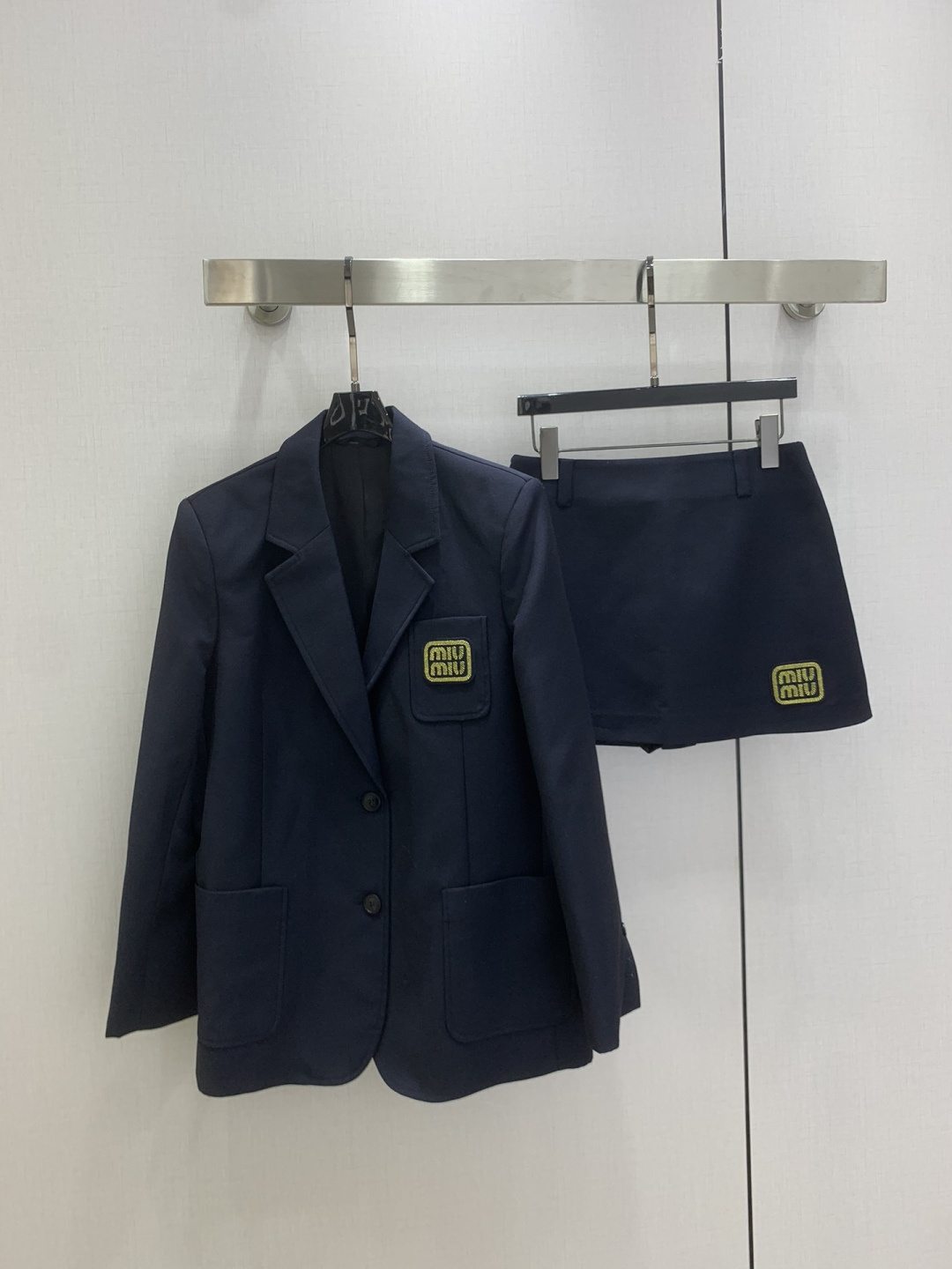 NO:592178,Highly recommend MIU*2025 new autumn and winter gold thread embroidered suit jacket!  Many celebrities have the same style. Gold letter logo embroidered suit jacket. Thin and light. Navy blue is very good-looking. Casual, fashionable and high-end. The cut is just right and not too big. It can be easily controlled by any figure!  Create a cool and high-end feel. There are also short skirts in the same series that can be paired with suits. One color SML code. High quality ABC, miumiu, skirts, jackets & coats, business suit, alexander wang19860909强烈推荐 MIU*2025秋冬新款 金线刺绣西装外套！超多明星同款 金线字母logo刺绣西装外套 轻薄款 藏蓝色非常好看 休闲时髦又有高级感 版型剪裁恰到好处不会太大件 任何身材都可以轻松驾驭 ！打造飒爽高级感 还有同系列短裙可以发配套装 一个色 SML码 高品质ABC,,miumiu,skirts,jackets & coats,business suit,alexander wang,Women's clothing