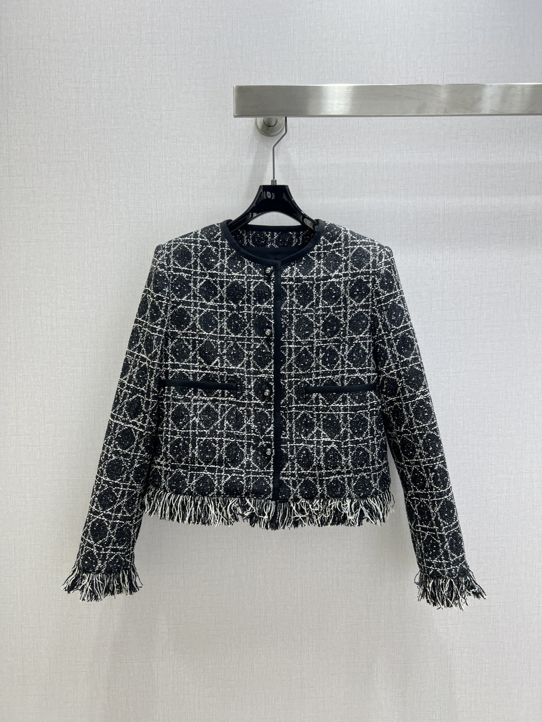 NO:592171,Highly recommended DIO* 2025 new autumn and winter style Diamond fringed pocket coat Single-breasted double pockets Detailed tassel design makes the overall look more fashionable and advanced Advanced custom plaid woven fabric Classic color matching Fashionable and advanced color The upper body has its own aura. It is easy to control at all heights. It has an elegant and feminine feeling. The upper body is more refined. The details are very exquisite. One color SMLXL code. High quality ABC, dior, jackets & coats, alexander wang19860909强烈推荐 DIO*2025秋冬新款 菱格流苏口袋外套 单排扣双口袋 细节流苏设计 让整体看起来更时髦又高级 高级定制格纹编织面料 经典配色碰撞 配色时髦又高级 上身自带气场 各种身高都很好驾驭 有种优雅女性感 上身更加精致起来 细节做工很精致 一个色 SMLXL码 高品质ABC,,dior,jackets & coats,alexander wang,Women's clothing