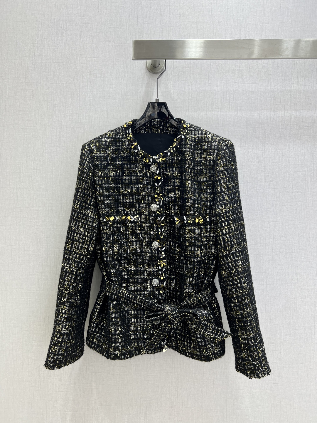 NO:592174,Highly recommended CHA* 2025 new autumn and winter style. Bound slub belt dress jacket. Customized YB imported material with obvious texture and high quality. Tweed fabric creates a model of small fragrance. The double pocket collar front extends to the hem and is woven with heavy metal buttons. It is luxurious yet elegant. The grainy weaving is elegant and charming. It highlights the taste of a celebrity. The first choice for fashionable and sophisticated autumn and winter wear. One color SMLXL code. High quality ABC,,jackets &  coats,alexander wang19860909强烈推荐 CHA*2025秋冬新款 捆边粗纺腰带洋装外套 定制YB进口材质 肌理明显 质感上乘 粗花呢面料打造小香风典范 双口袋领口前襟延伸至下摆编织捆边重工金属纽扣 尽显奢华又不失雅致 颗粒感编织优雅迷人 突出名媛品味 秋冬时髦精穿搭首选 一个色 SMLXL码 高品质ABC,,jackets & coats,alexander wang,Women's clothing