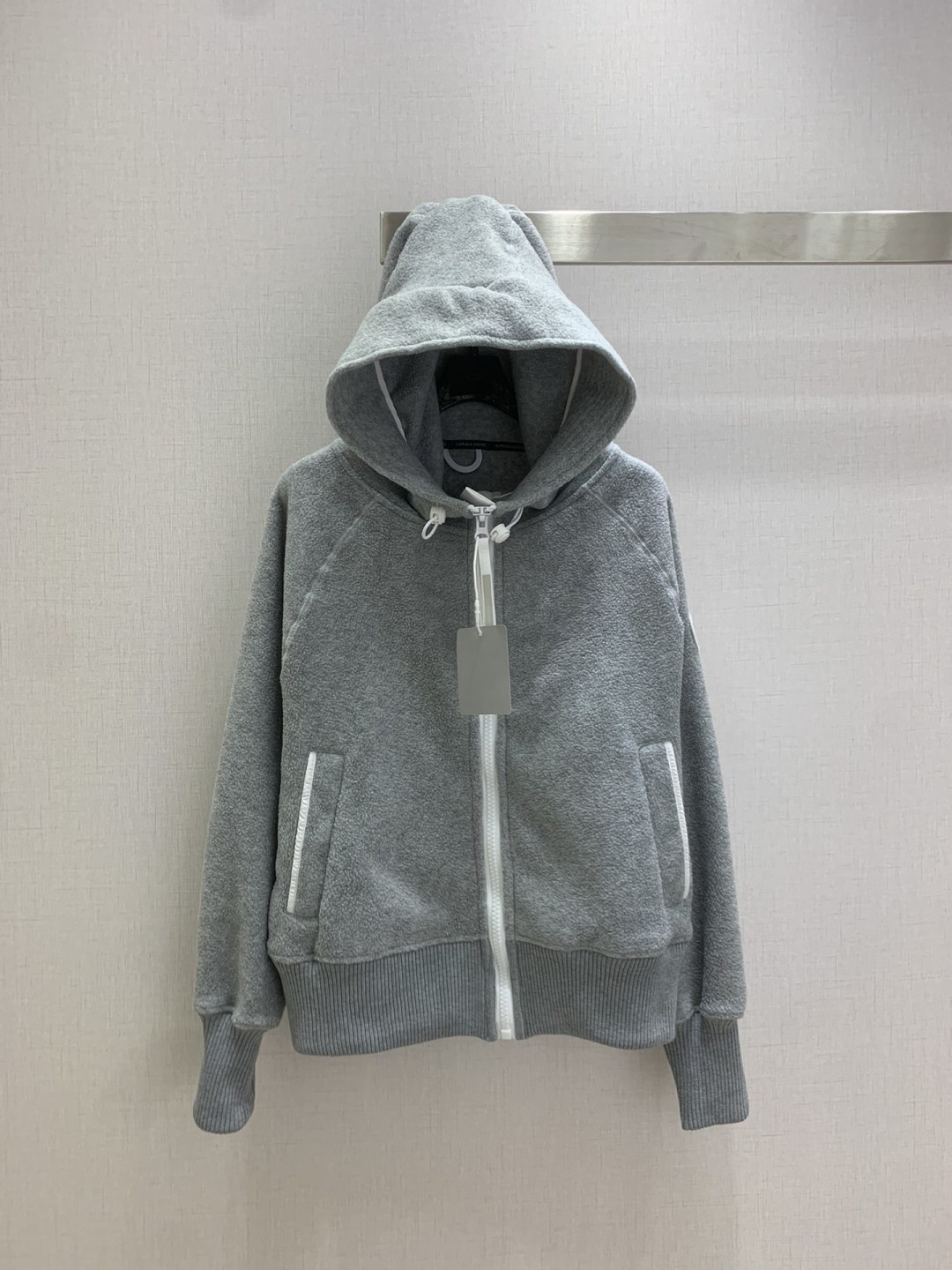 NO:606492,Highly recommended Big Goose* 2025 new autumn and winter hooded casual pocket jacket, super fashionable!  A must-have for fall and winter!  Pair it with a jacket or down jacket. In winter, say byebye~ Two colors SML code, high quality ABC, jackets & coats, down jacket, hats, alexander wang19860909强烈推荐 大鹅*2025秋冬新款 连帽休闲口袋外套 超时髦的！秋冬必备款！搭配冲锋衣或者羽绒服冬天跟冷say byebye～ 两个色 SML码 高品质ABC,,jackets & coats,down jacket,hats,alexander wang,Women's clothing