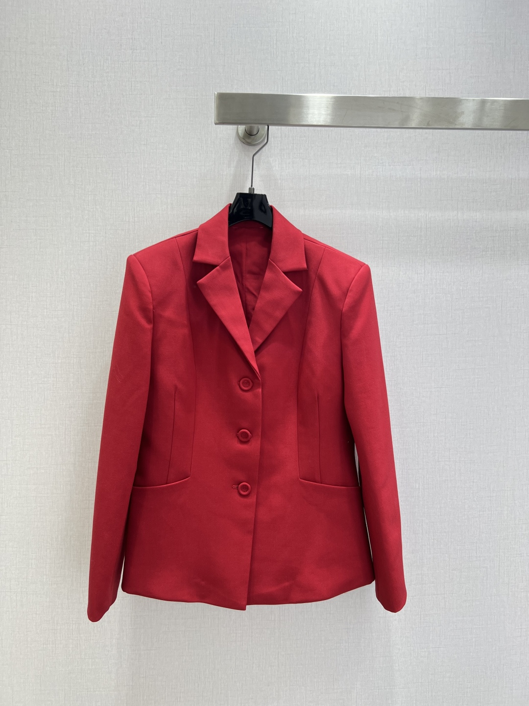 NO:606506,Highly recommended DIO* 2025 new autumn and winter products. Extremely simple buttoned and slim fit suit jacket. Lapel shoulder pad suit with gun-notch collar, full of retro and high-end feeling. Three-dimensional tailoring waist version fits the human body curve, making it more tall and slim. Customized wool blend fabric texture is crisp, stylish, capable and elegant. Very practical and wearable. It goes well with daily commuting. Two colors SML code. High quality AB, dior, jackets & coats, business suit, alexander wang19860909强烈推荐 DIO*2025秋冬新品 极简单排扣修身西装外套 翻领垫肩西装搭配枪驳领口复古高级感满满 立体剪裁收腰版型贴合人体曲线 更显挺拔苗条 定制羊毛混纺面料质感挺括有型干练优雅 实穿性很高 通勤日常都很好搭 两个色 SML码 高品质AB,,dior,jackets & coats,business suit,alexander wang,Women's clothing