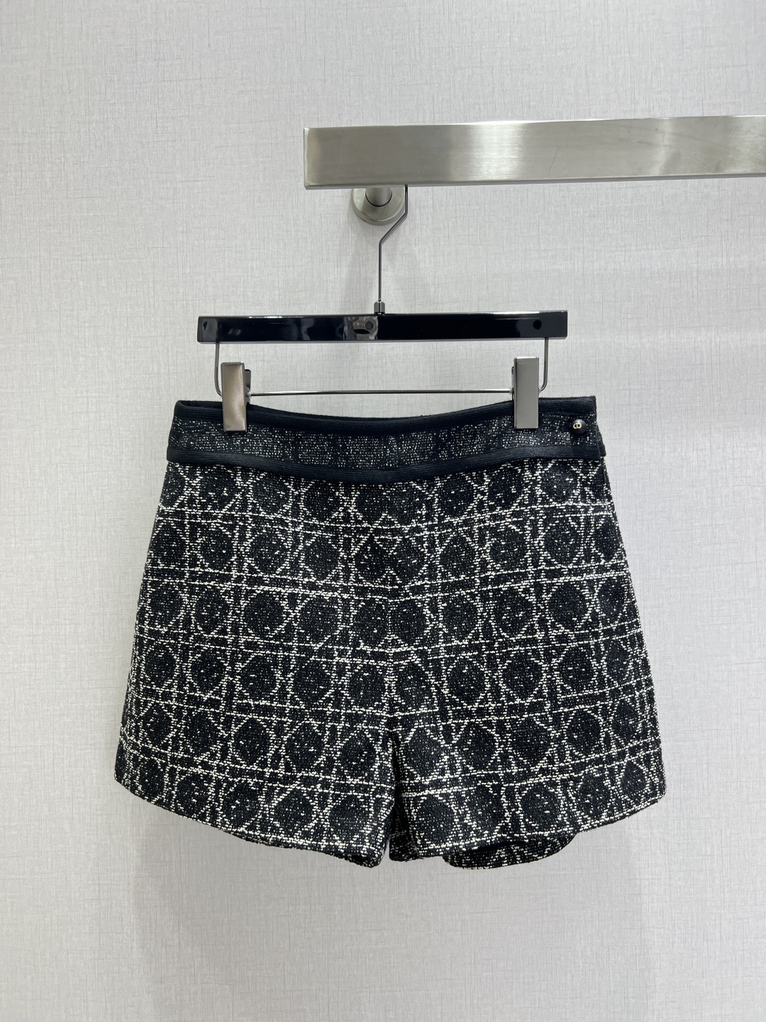 NO:606516,Highly recommended DIO*2025 new autumn and winter diamond slub shorts. The overall look is more fashionable and high-end. Advanced custom plaid woven fabric. Classic color matching. The color is fashionable and high-end. The upper body has its own aura. It is easy to control at all heights. It has an elegant and feminine feeling. The upper body is more refined. The details are very exquisite. One color SMLXL code. High quality ABC, dior, shorts, alexander wang19860909强烈推荐 DIO*2025秋冬新款 菱格粗纺短裤 整体看起来更时髦又高级 高级定制格纹编织面料 经典配色碰撞 配色时髦又高级 上身自带气场 各种身高都很好驾驭 有种优雅女性感 上身更加精致起来 细节做工很精致 一个色 SMLXL码 高品质ABC,,dior,shorts,alexander wang,Women's clothing
