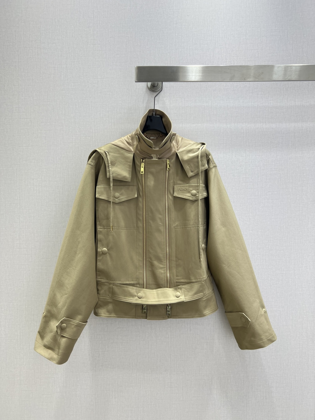 NO:606493,Highly recommended FEN*2025 new autumn and winter hooded double zipper jacket, British style, classic design, exquisite and capable upper body, easy to match!  The customized imported fabrics are crisp and stylish, with a full sense of high-end. Full of texture and fashionable, it is recommended to buy!  The quality of workmanship depends on the details. One color SML code. High quality ABC,,fendi,jackets & coats,jackets & coats,hats,alexander wang19860909强烈推荐 FEN*2025秋冬新款 连帽双拉链夹克外套 英伦风气质 经典款设计 上身精致又干练得体,搭配起来随心应手！定制的进口面料挺括有型 满满的高级感.质感十足,时尚潮流 ,推荐入手！ 做工品质看细节 一个色 SML码 高品质ABC,,fendi,jackets & coats,jackets & coats,hats,alexander wang,Women's clothing