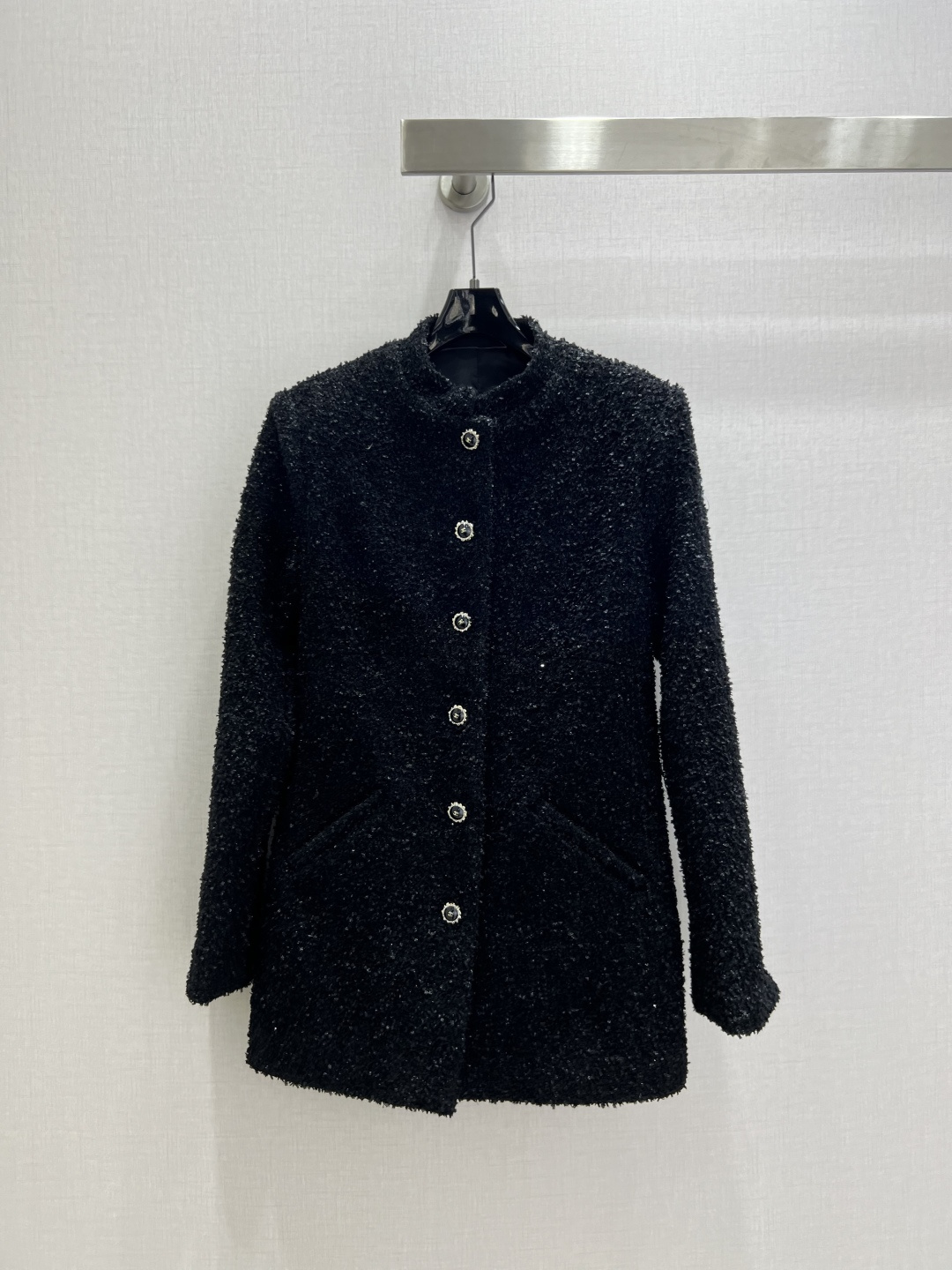 NO:606515,Highly recommended CHA*2025 new autumn and winter stand collar woven mid-length jacket  Customized YB imported woolen woolen material, high-end texture, full appearance, stand-up collar mid-length jacket style, three-dimensional waist cutting, more slender and straight figure, double C-button decoration on the front and cuffs, all-over black bottom with silver yarn woven texture, elegant lady style, black and silver color, noble and texture, lining with dark pattern jacquard, intellectual and gentle wear. One color SML code High quality ABC,, jackets &  coats,alexander wang19860909强烈推荐 CHA*2025秋冬新款 立领编织中长款外套 定制YB进口粗纺羊毛呢材质,质感高级,品相十足,立领中长款外套版型,立体收腰裁剪,更显身姿纤细挺拔,前襟与袖口双C襟扣装饰,通体黑底再以银丝纱线编织纹理,名媛格调立显,黑银色系,显贵显质感,内衬满铺暗纹提花,穿搭知性温柔.一个色 SML码 高品质ABC,,jackets & coats,alexander wang,Women's clothing