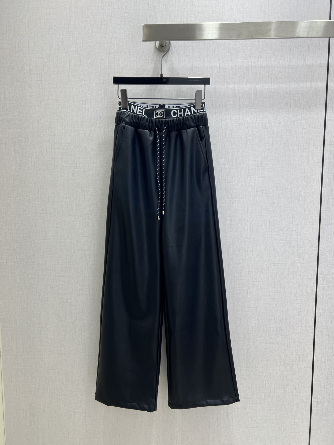 NO:606485,Highly recommended CHA*2025 new autumn and winter double waist letter drawstring trousers, PU leather, fashionable and handsome, high-end production!  Very unique taste and personality. Classic style design is simple and elegant. Unique craftsmanship adds a touch of refinement and delicacy. One color. SML code. High quality ABC, alexander wang.19860909强烈推荐 CHA*2025秋冬新款 双腰字母抽绳长裤 PU皮 时尚帅气 高版出品！很独特的品味与个性经典款版型设计简洁而优雅 独特的工艺 多了一份精致与细腻 一个色 SML码 高品质ABC,,alexander wang,Women's clothing