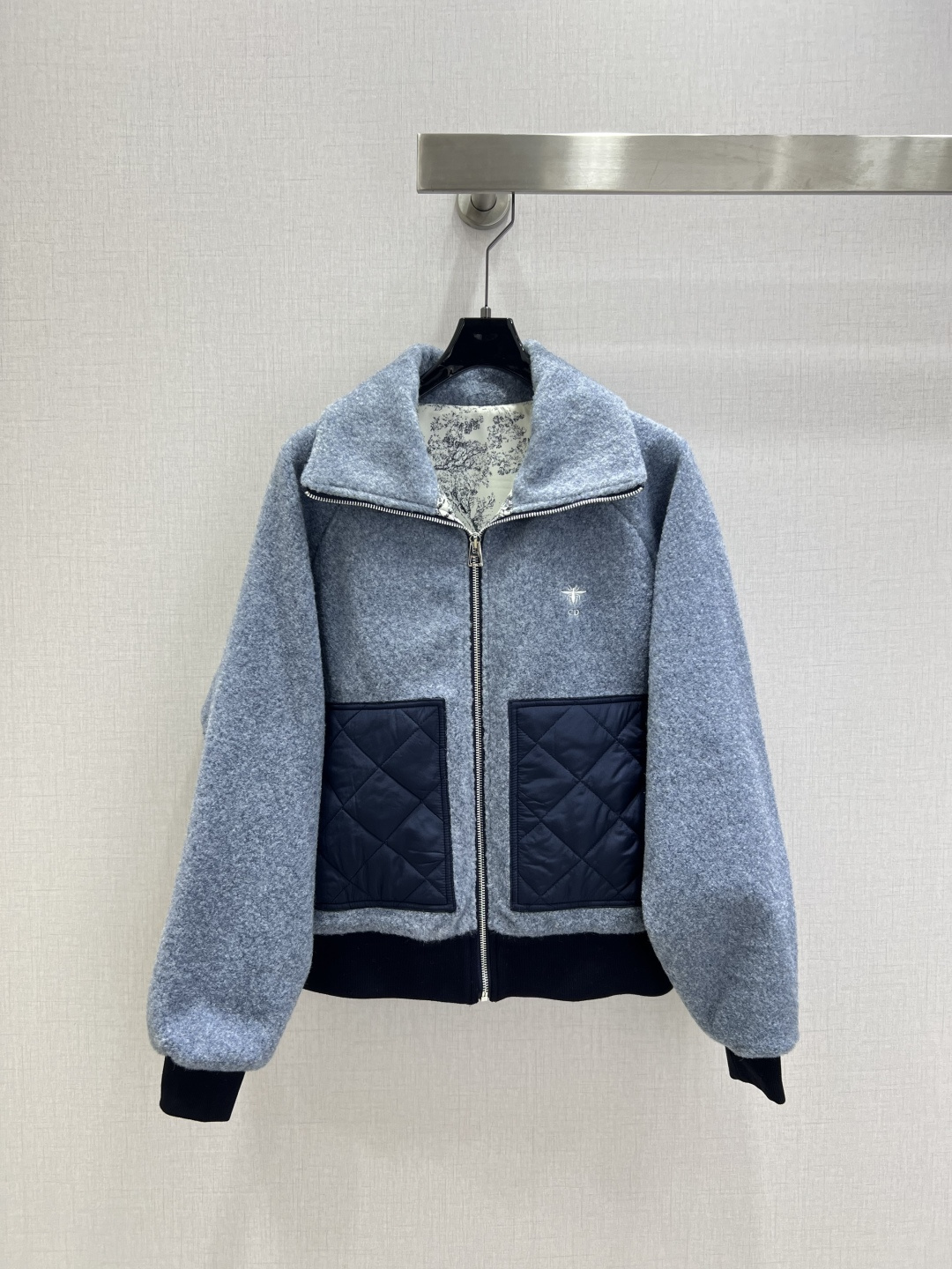 NO:606468,Highly recommended DIO*2025 new autumn and winter lapel double pocket cotton jacket, fashionable, low-key, luxurious and high-end!  The styles are versatile and not picky, customized technical fabrics, workmanship quality depends on the details. Bai Fumei is a must-have!  Two colors SML code high quality ABC, dior, jackets & coats, alexander wang19860909强烈推荐 DIO*2025秋冬新款 翻领双口袋棉外套 时髦低调气质又奢华高级！版型百搭不挑人,定制科技面料 做工品质看细节.白富美必入！两个色 SML码 高品质ABC,,dior,jackets & coats,alexander wang,Women's clothing