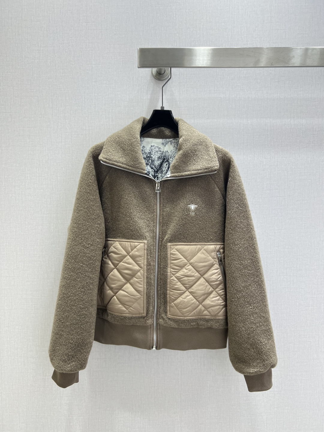 NO:606477,Highly recommended DIO*2025 new autumn and winter lapel double pocket cotton jacket, fashionable, low-key, luxurious and high-end!  The styles are versatile and not picky, customized technical fabrics, workmanship quality depends on the details. Bai Fumei is a must-have!  Two colors SML code high quality ABC, dior, jackets & coats, alexander wang19860909强烈推荐 DIO*2025秋冬新款 翻领双口袋棉外套 时髦低调气质又奢华高级！版型百搭不挑人,定制科技面料 做工品质看细节.白富美必入！两个色 SML码 高品质ABC,,dior,jackets & coats,alexander wang,Women's clothing