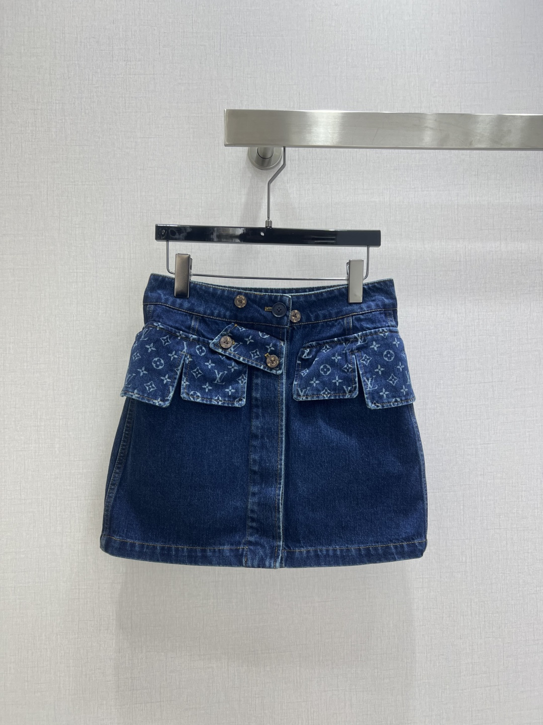 NO:607570,Highly recommended LV*2025 new autumn and winter laser denim pocket jacket laser denim skirt separate batches  Customized YB twill cotton denim material, multiple washes, showing a crisp texture, lapel right shoulder denim mid-length windbreaker cut, shoulder buckles add a cool atmosphere, chest flap pockets and waist spliced jacquard texture flaps, rich layers  Rich, attractive and high-end style, retro nature creates a neutral and cool fashionable style. Paired with the straight skirt of the same series, the laser flap details echo the unified style, and the leather label on the back waist highlights the highlights. It is stylish and stylish when worn as a set or alone, and can be worn in all seasons.  One color SMLXL code high quality, louis vuitton, skirts, jackets & coats, alexander wang19860909强烈推荐 LV*2025秋冬新款 激光牛仔口袋外套激光牛仔半裙 分开批 定制YB斜纹棉牛仔材质,多重水洗,呈现出挺括质感,翻领正肩牛仔中长款风衣裁剪,肩膀带扣增加飒爽气息,胸口翻盖口袋腰身位拼接提花纹理翻盖,层次丰富,格调耐看高级,复古自然打造中性飒爽时髦风格.搭配同系列直筒半裙,激光翻盖细节呼应格调统一,后腰皮标突出亮点,成套或单穿都出彩时髦,四季皆可. 一个色 SMLXL码 高品,,louis vuitton,skirts,jackets & coats,alexander wang,Women's clothing