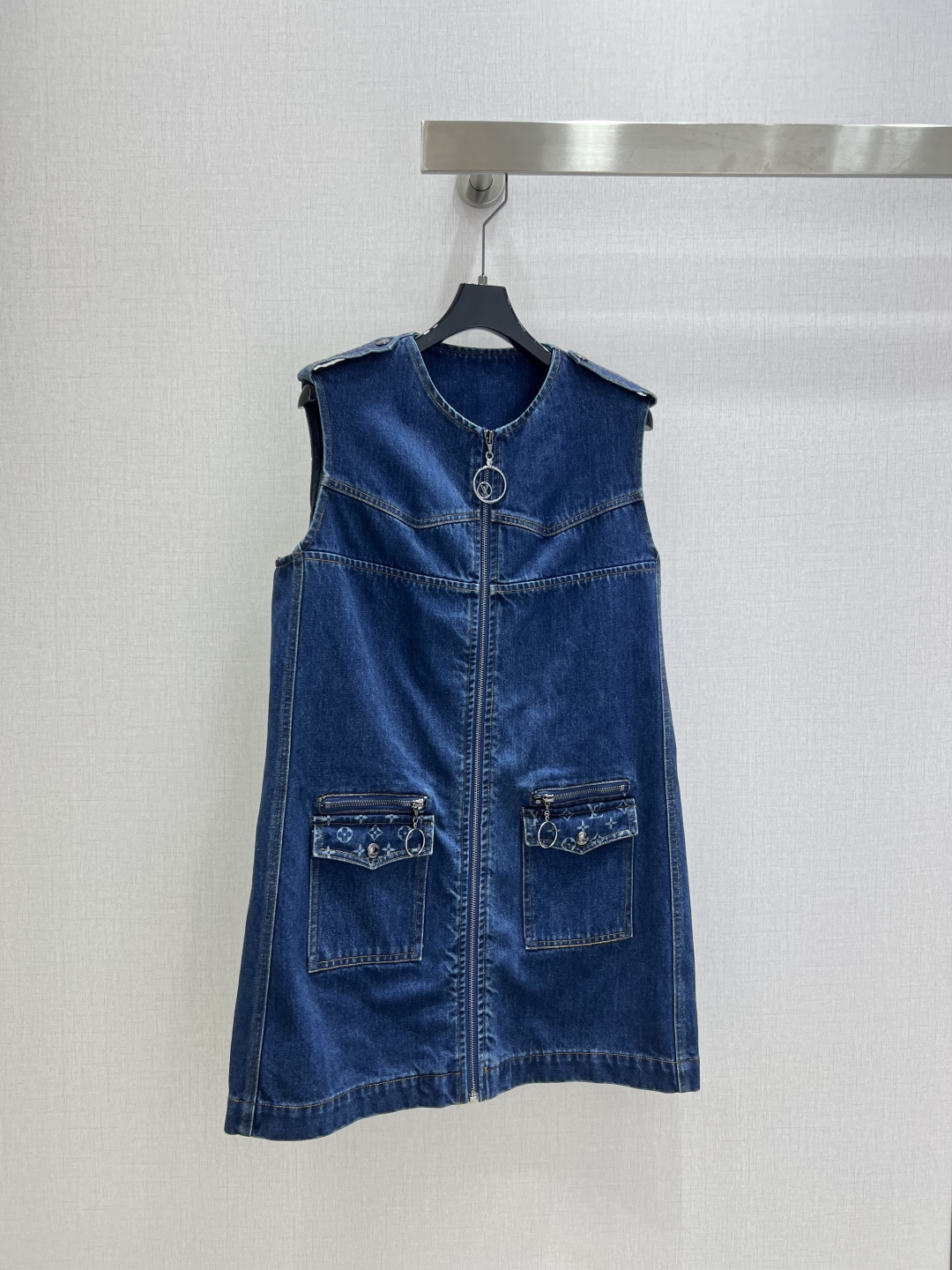 NO:607554,Highly recommended LV*2025 new autumn and winter double pocket denim vest dress  Customized YB twill cotton denim material, multiple washes, soft and comfortable, showing evergreen denim blue, vest skirt version, outline outline, shoulder buckles echo the casual workwear feel of the zipper placket, symmetrical pockets at the hem with flap jacquard decoration, highlighting the brand's advanced tone, straight version to accommodate playfulness, hollow zipper buckle makes the simple denim skirt no longer monotonous, the upper body is fashionable and loose, an essential and versatile item in the wardrobe. One color SMLXL code High quality ABC, Louis  vuitton,skirts,alexander wang19860909强烈推荐 LV*2025秋冬新款 双口袋牛仔背心连衣裙 定制YB斜纹棉牛仔材质,多重水洗柔软舒适,呈现常青牛仔蓝色,背心裙版型,整体轮廓线勾勒,肩膀带扣呼应拉链开襟的休闲工装感,下摆对称口袋搭配翻盖提花装饰,凸显品牌高级调性,直筒版型包容俏皮,镂空拉链扣让简约牛仔裙不再单调,上身时髦松弛,衣橱里必不可少的百搭单品.一个色 SMLXL码 高品质ABC,,louis vuitton,skirts,alexander wang,Women's clothing