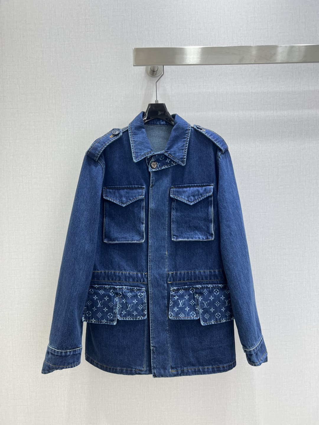 NO:607576,Highly recommended LV*2025 new autumn and winter laser denim pocket jacket laser denim skirt separate batches  Customized YB twill cotton denim material, multiple washes, showing a crisp texture, lapel right shoulder denim mid-length windbreaker cut, shoulder buckles add a cool atmosphere, chest flap pockets and waist spliced jacquard texture flaps, rich layers  Rich, attractive and high-end style, retro nature creates a neutral and cool fashionable style. Paired with the straight skirt of the same series, the laser flap details echo the unified style, and the leather label on the back waist highlights the highlights. It is stylish and stylish when worn as a set or alone, and can be worn in all seasons.  One color SMLXL code high quality outerwear,,louis vuitton,skirts,jackets & coats,alexander wang19860909强烈推荐 LV*2025秋冬新款 激光牛仔口袋外套激光牛仔半裙 分开批 定制YB斜纹棉牛仔材质,多重水洗,呈现出挺括质感,翻领正肩牛仔中长款风衣裁剪,肩膀带扣增加飒爽气息,胸口翻盖口袋腰身位拼接提花纹理翻盖,层次丰富,格调耐看高级,复古自然打造中性飒爽时髦风格.搭配同系列直筒半裙,激光翻盖细节呼应格调统一,后腰皮标突出亮点,成套或单穿都出彩时髦,四季皆可. 一个色 SMLXL码 高品质外,,louis vuitton,skirts,jackets & coats,alexander wang,Women's clothing