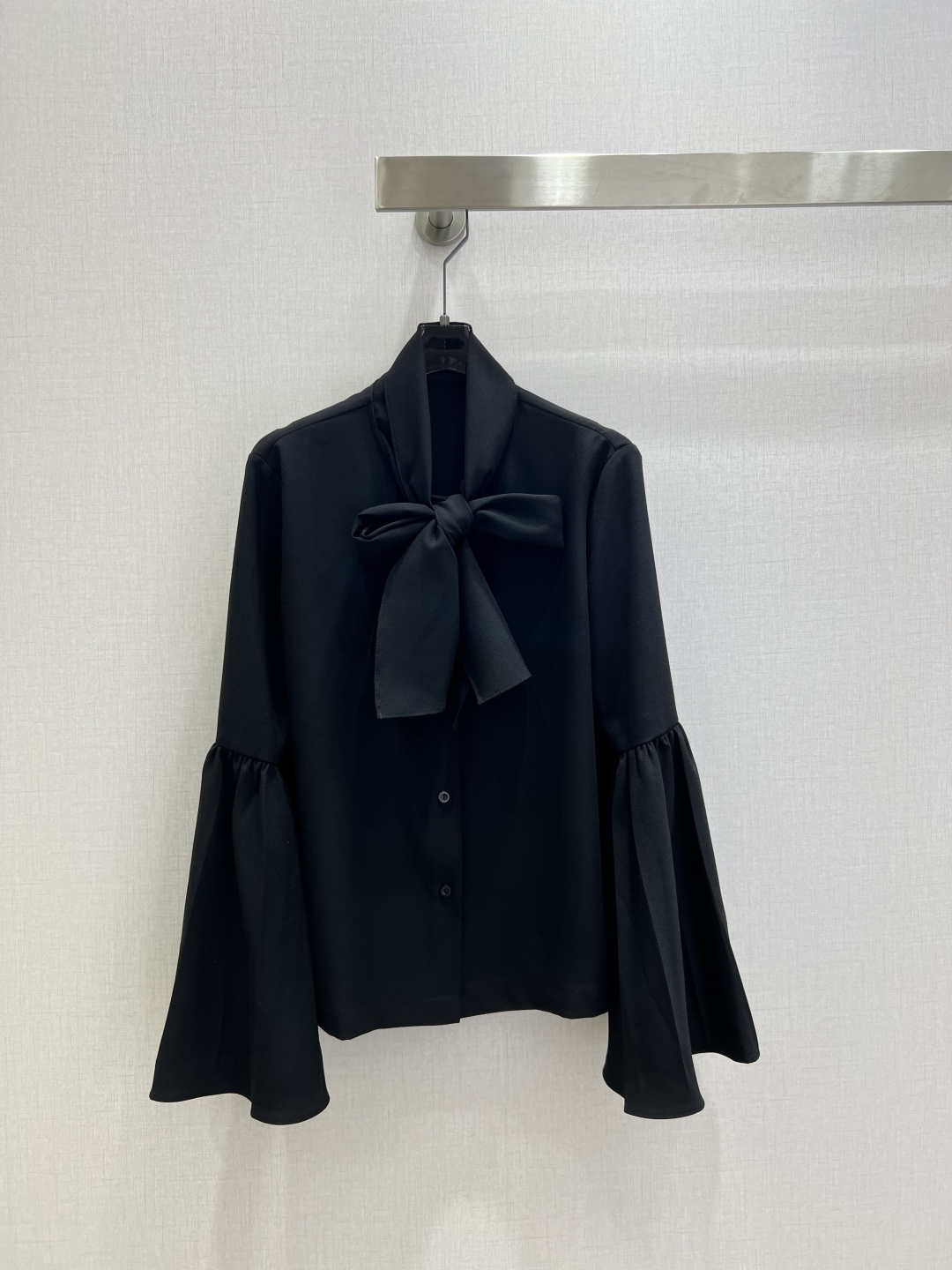 NO:607501,Highly recommended LV*2025 new autumn and winter lace-up bell-sleeved shirt, low-key luxury three-dimensional tailoring, streamlined line design, noble and elegant yet full of gentle and intellectual temperament. Imported special materials will be amazing when you receive it. The texture of the customized fabric is amazing!  Two colors, SMLXL code, high quality ABC, Louis Vuitton, shirts, alexander wang19860909强烈推荐 LV*2025秋冬新款 系带喇叭袖衬衫 低调奢华立体剪裁 精简线条感设计 高贵典雅又尽显温柔知性的气质 进口特殊材质 收到手会很惊艳 定制面料质感超赞！两个色 SMLXL码 高品质ABC,,louis vuitton,shirts,alexander wang,Women's clothing