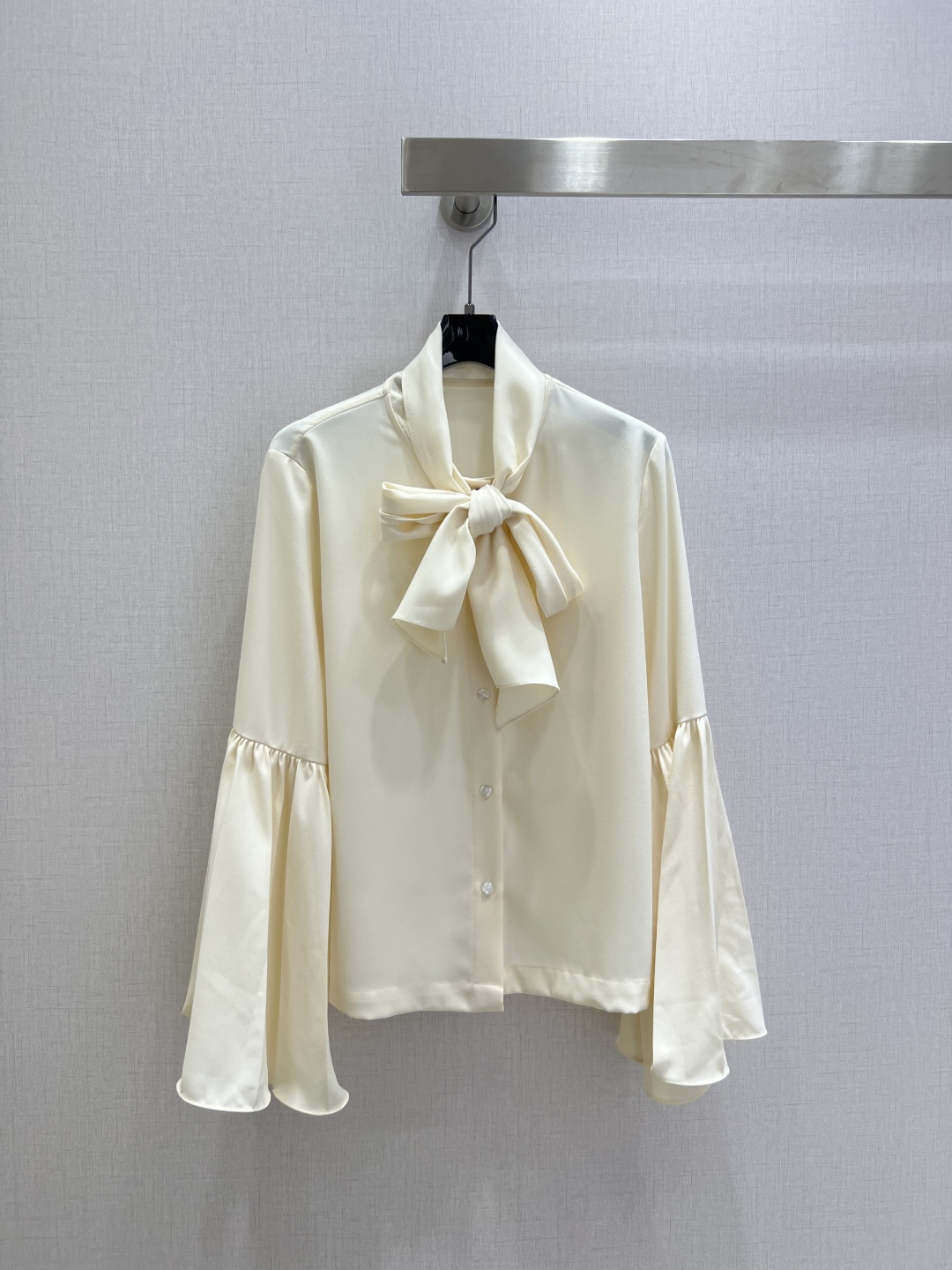 NO:607546,Highly recommended LV*2025 new autumn and winter lace-up bell-sleeved shirt, low-key luxury three-dimensional tailoring, streamlined line design, noble and elegant yet full of gentle and intellectual temperament. Imported special materials will be amazing when you receive it. The texture of the customized fabric is amazing!  Two colors, SMLXL code, high quality ABC, Louis Vuitton, shirts, alexander wang19860909强烈推荐 LV*2025秋冬新款 系带喇叭袖衬衫 低调奢华立体剪裁 精简线条感设计 高贵典雅又尽显温柔知性的气质 进口特殊材质 收到手会很惊艳 定制面料质感超赞！两个色 SMLXL码 高品质ABC,,louis vuitton,shirts,alexander wang,Women's clothing