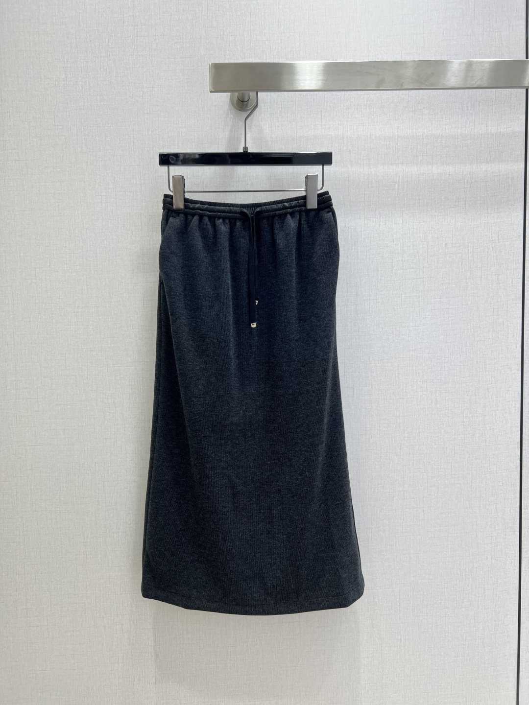NO:607555,Highly recommended CEL* 2025 new autumn and winter minimalist drawstring long skirt, external skirt, basic straight skirt, capsule wardrobe B1 ready!  I would like to call it the 'God of Autumn'. It can be worn alone as a commuting plug-in, or worn with stockings as a bare-leg artifact. It is compatible with all kinds of beautiful shoes, moral training shoes, loafers, short boots... There is no need to use dressing skills at all, and you can get 5 minutes more sleep in the morning!  Special high-grade raw materials, rayon and wool, are integrated into the special yarn. High-end animal and plant protein fiber, which has good compatibility with the human body. Colored yarn weaving has a beautiful soft two-color effect. The surface fabric is fleece-finished, giving it a sheep thread-like feel and bringing warmth. The surface fabric and base fabric are all elastic composite finishing, increasing the thickness while retaining elasticity. Two colors SML code. High-quality ABC, loafers, boots, skirts, alexander wang19860909强烈推荐 CEL*2025秋冬新款 极简抽绳长半裙 外挂半身裙,基础直筒半裙,胶囊衣橱B1备！我愿称之为 “入秋的神”,通勤外挂一样的存在单穿、或者内搭长筒袜、光腿神器,兼容各式各样的美鞋德训鞋、乐福鞋、短短靴…完全不需要动用穿搭技巧,早上起床多睡5分钟！特殊高级原料人丝羊毛特质纱线为一体,高端动植物蛋白纤维,与人体有,好的相容性,色纱织造,有漂亮的柔和双色效果,面布抓绒后整理,赋予羊线般的手感,带来和煦暖意,面布底布都有弹力复合整理,增加厚度的同时留住弹力 两个色 SML码 高品质ABC,,loafers,boots,skirts,alexander wang,Women's clothing