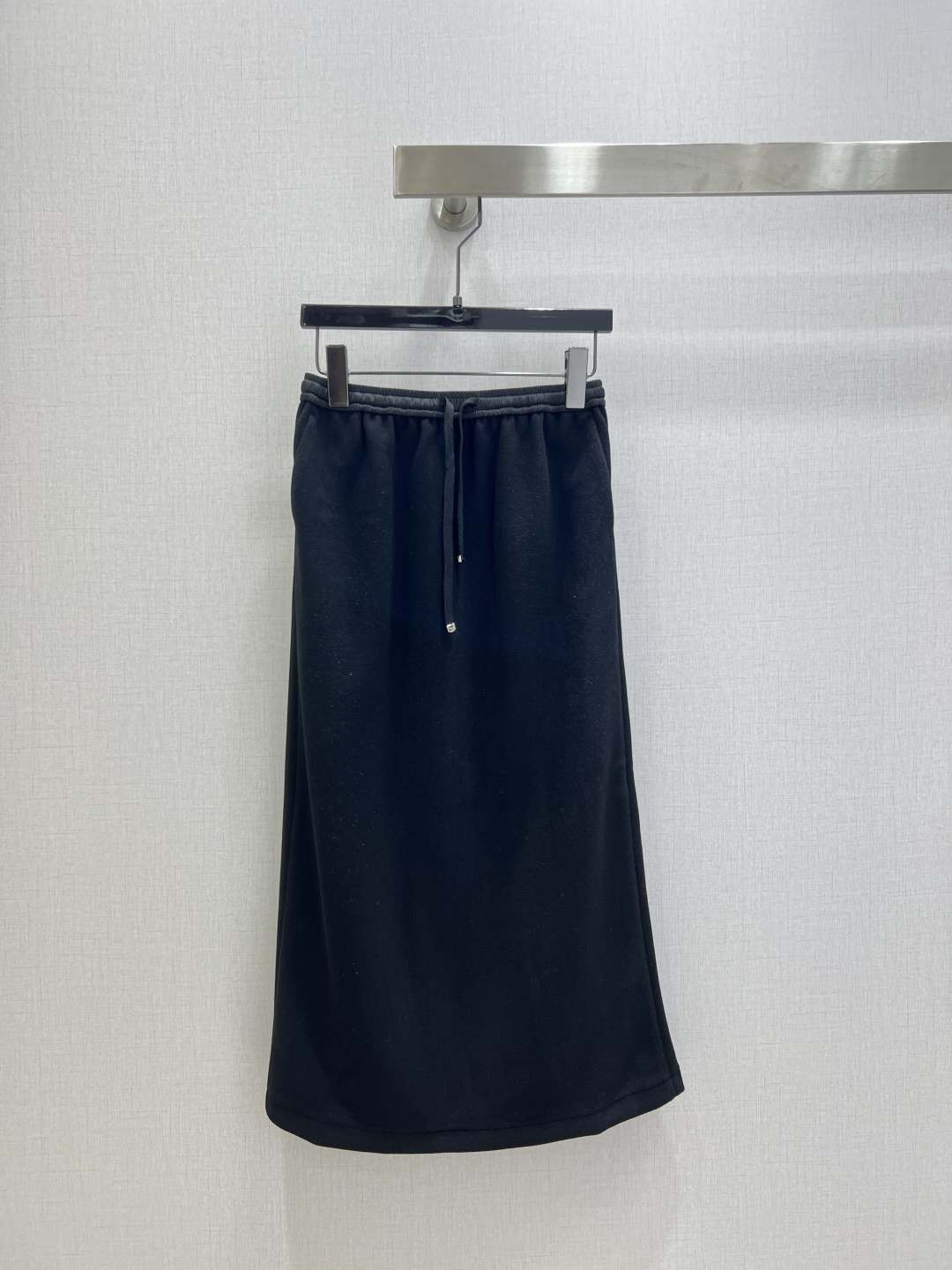 NO:607583,Highly recommended CEL* 2025 new autumn and winter minimalist drawstring long skirt, external skirt, basic straight skirt, capsule wardrobe B1 ready!  I would like to call it the 'God of Autumn'. It can be worn alone as a commuting plug-in, or worn with stockings as a bare-leg artifact. It is compatible with all kinds of beautiful shoes, moral training shoes, loafers, short boots... There is no need to use dressing skills at all, and you can get 5 minutes more sleep in the morning!  Special high-grade raw materials, rayon and wool, are integrated into the special yarn. High-end animal and plant protein fiber, which has good compatibility with the human body. Colored yarn weaving has a beautiful soft two-color effect. The surface fabric is fleece-finished, giving it a sheep thread-like feel and bringing warmth. The surface fabric and base fabric are all elastic composite finishing, increasing the thickness while retaining elasticity. Two colors SML code. High-quality ABC, loafers, boots, skirts, alexander wang19860909强烈推荐 CEL*2025秋冬新款 极简抽绳长半裙 外挂半身裙,基础直筒半裙,胶囊衣橱B1备！我愿称之为 “入秋的神”,通勤外挂一样的存在单穿、或者内搭长筒袜、光腿神器,兼容各式各样的美鞋德训鞋、乐福鞋、短短靴…完全不需要动用穿搭技巧,早上起床多睡5分钟！特殊高级原料人丝羊毛特质纱线为一体,高端动植物蛋白纤维,与人体有,好的相容性,色纱织造,有漂亮的柔和双色效果,面布抓绒后整理,赋予羊线般的手感,带来和煦暖意,面布底布都有弹力复合整理,增加厚度的同时留住弹力 两个色 SML码 高品质ABC,,loafers,boots,skirts,alexander wang,Women's clothing